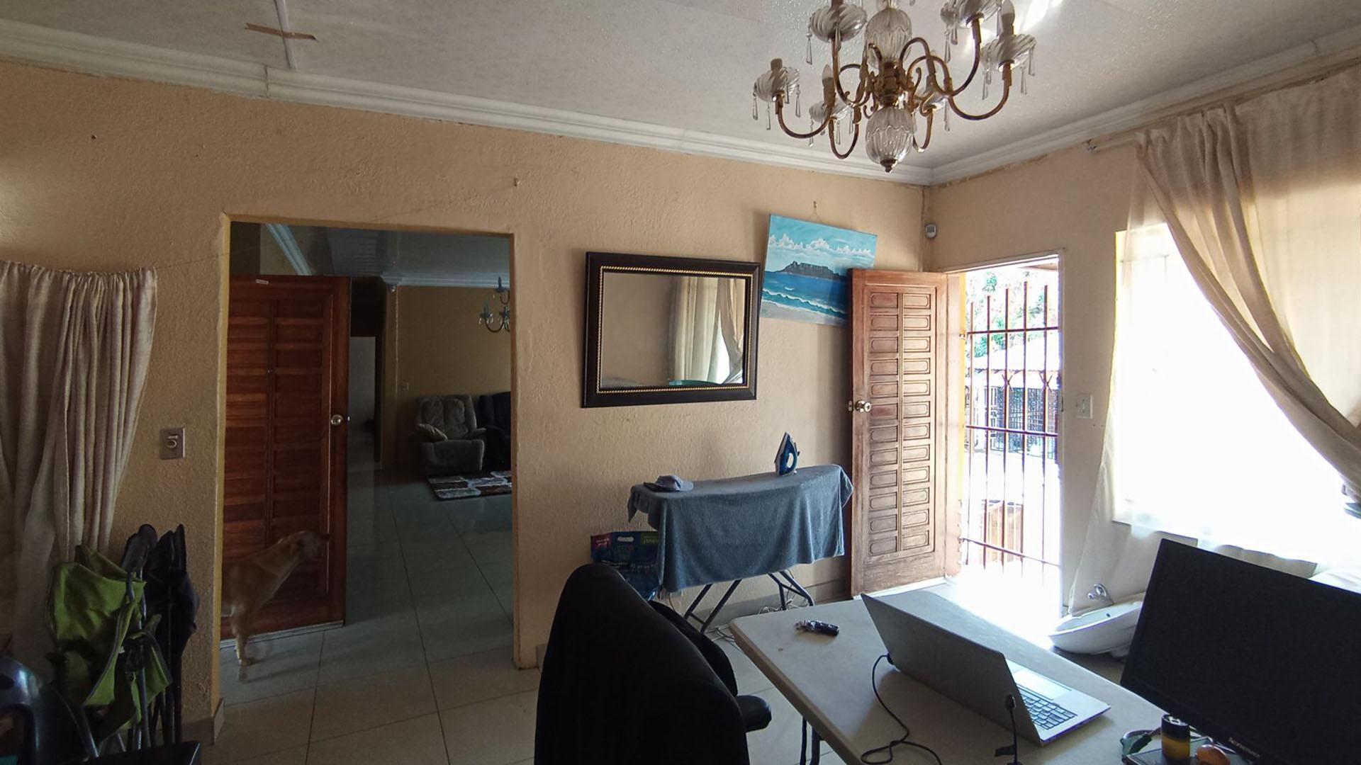 Dining Room - 22 square meters of property in Silverton