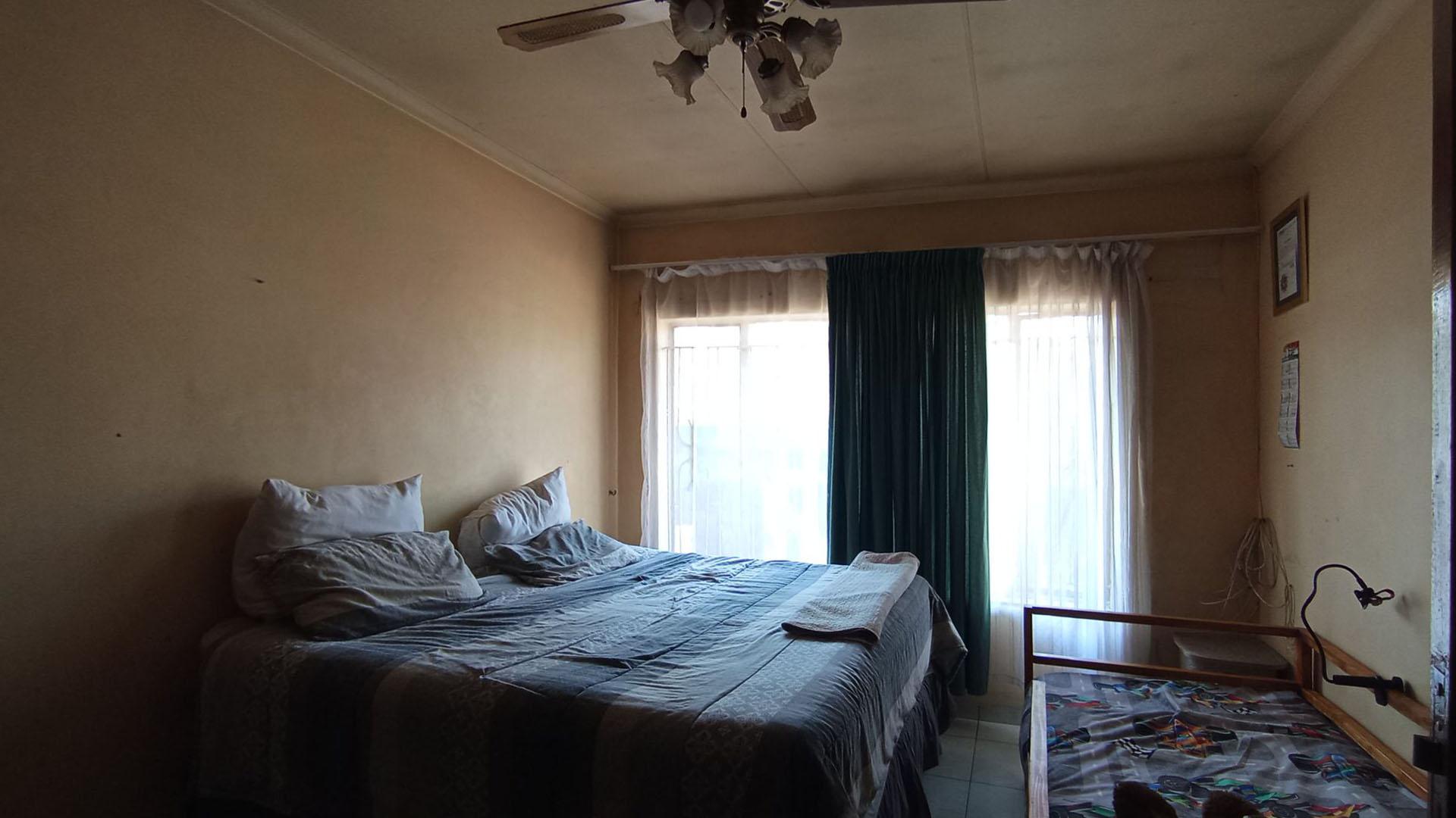 Main Bedroom - 18 square meters of property in Silverton