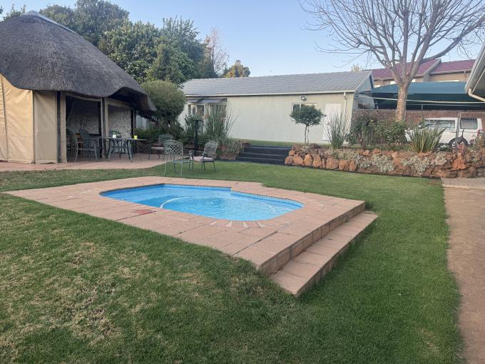 1 Bedroom Open Plan Bachelor/Studio Apartment to Rent in Florida Park - Property to rent - MR652433