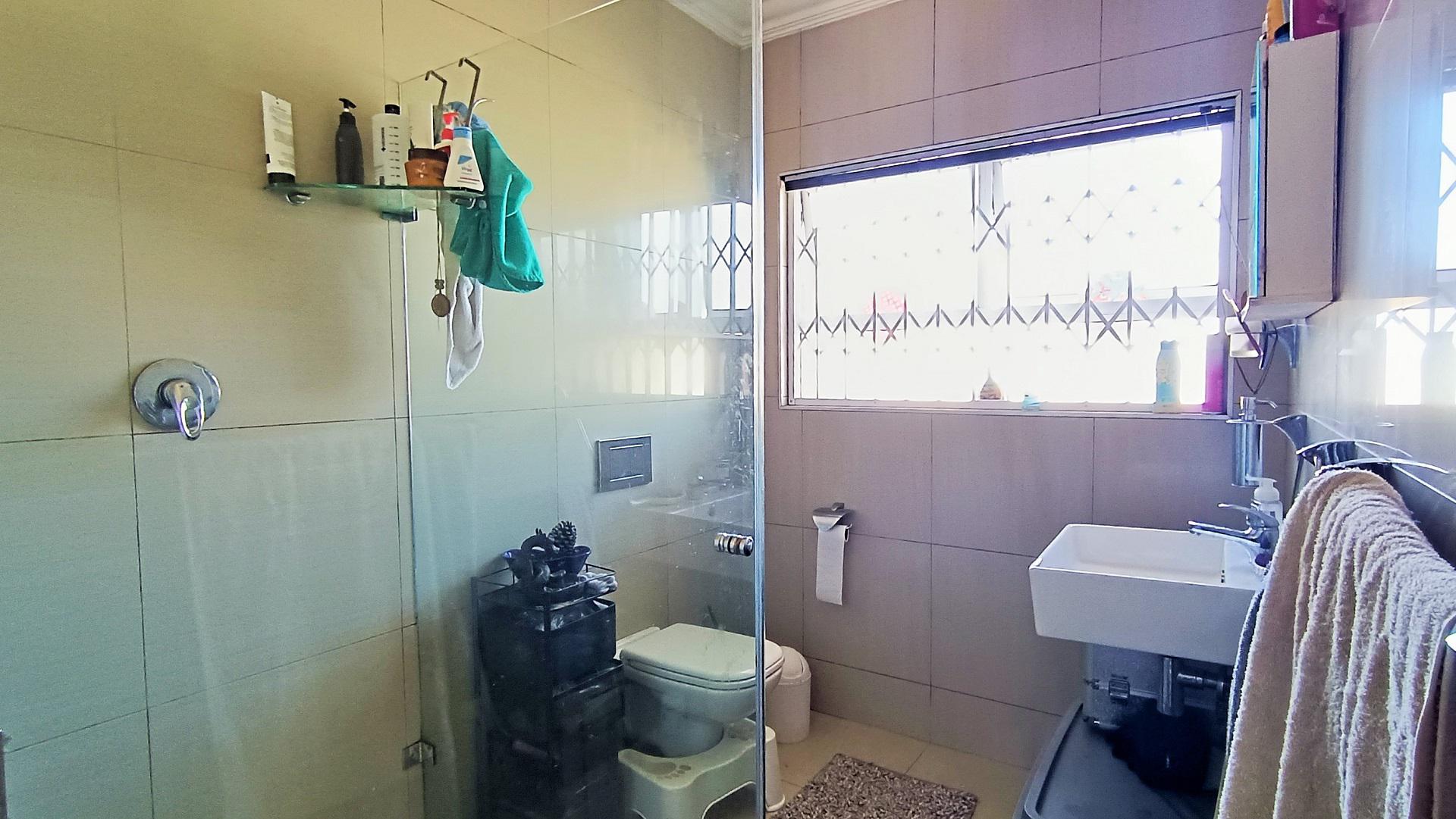 Main Bathroom - 6 square meters of property in Goodwood