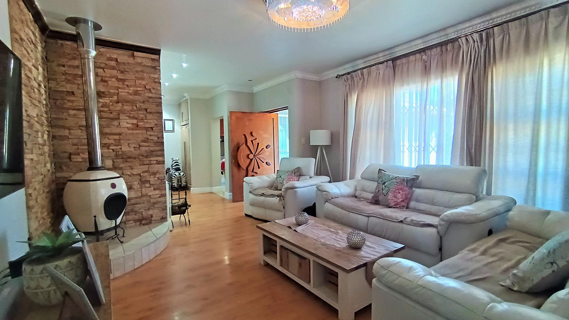 Lounges - 21 square meters of property in Tygerdal