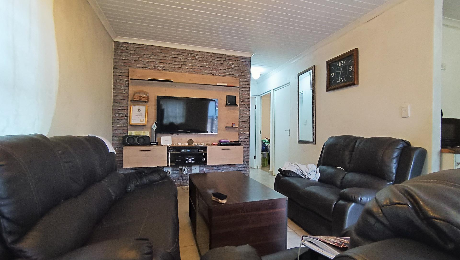 Lounges - 19 square meters of property in Paarl