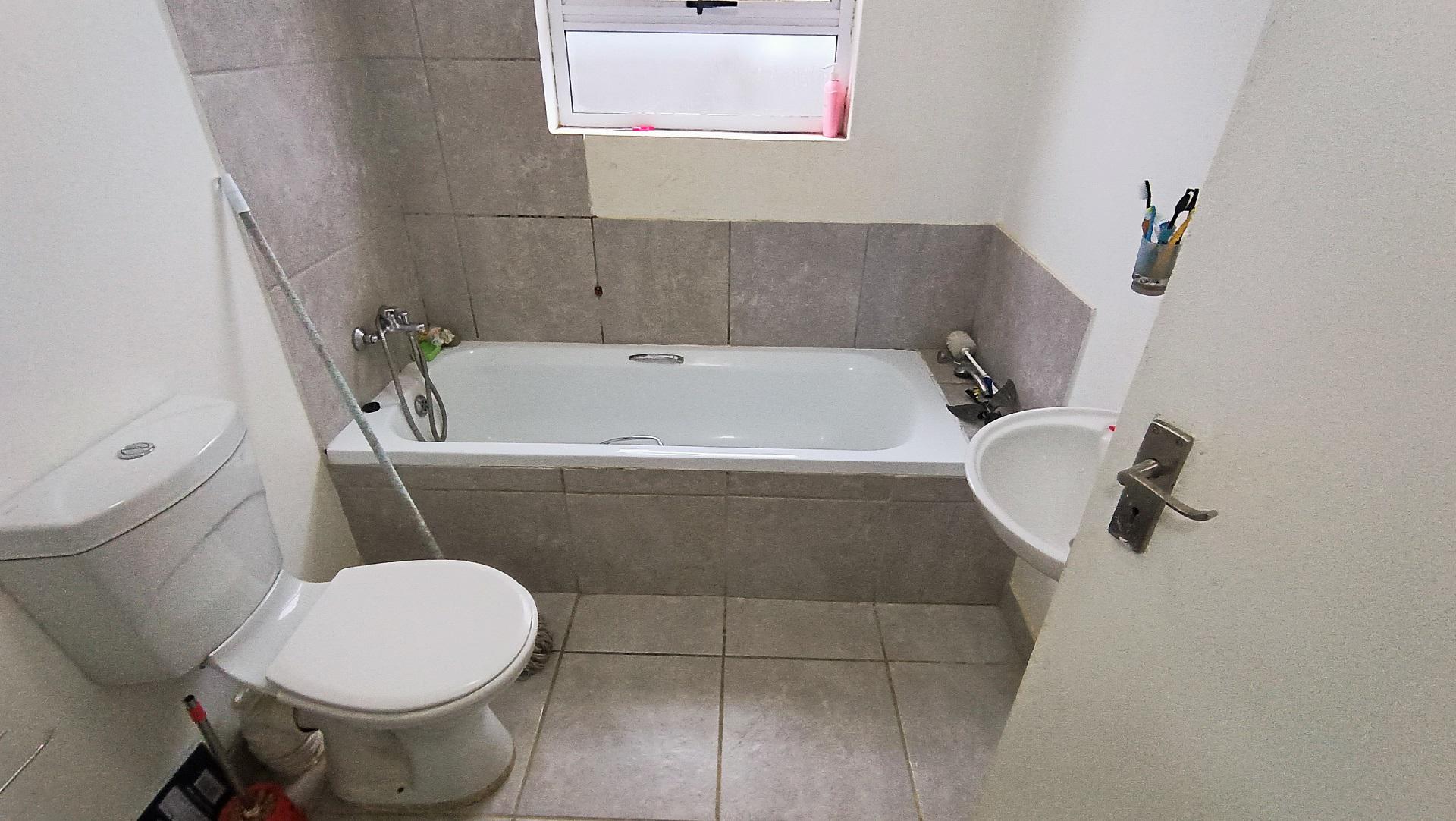 Bathroom 1 - 6 square meters of property in Paarl