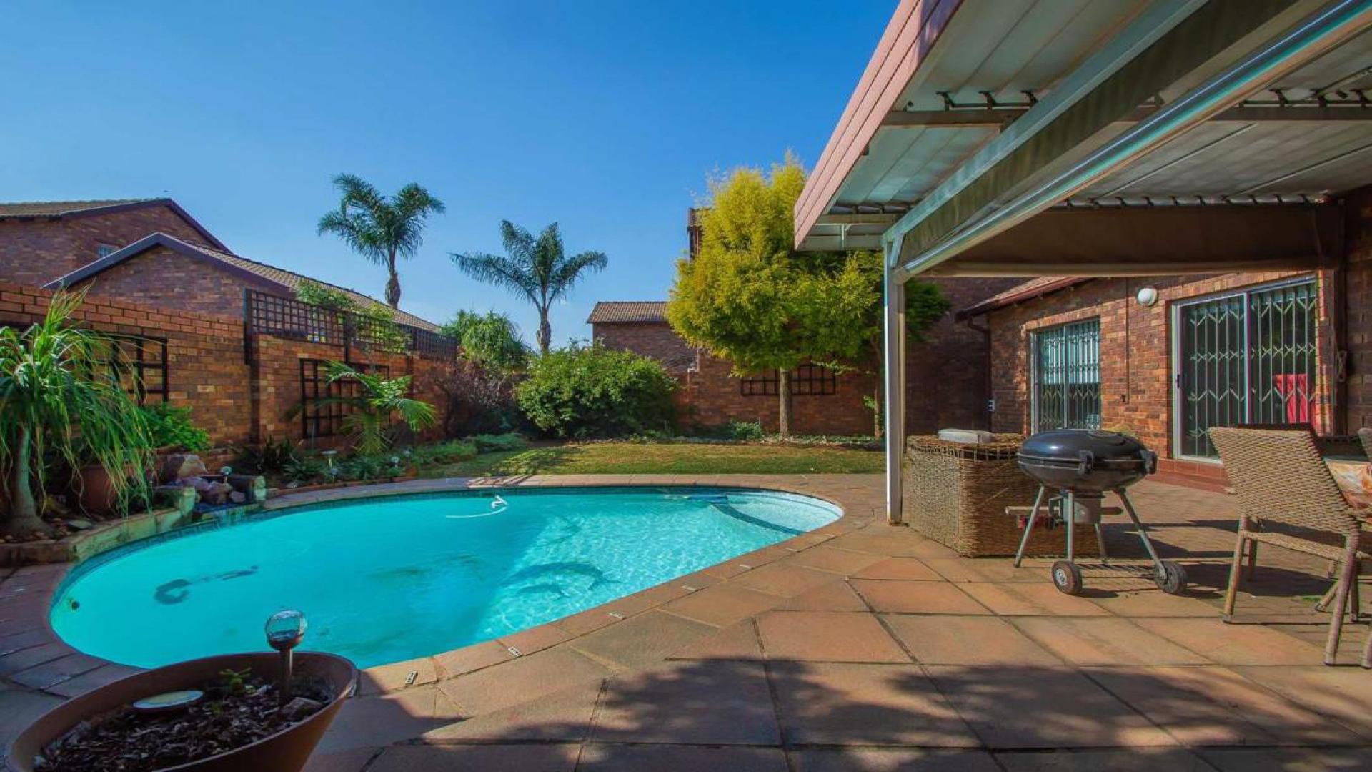 Swimming Pool of property in Sundowner