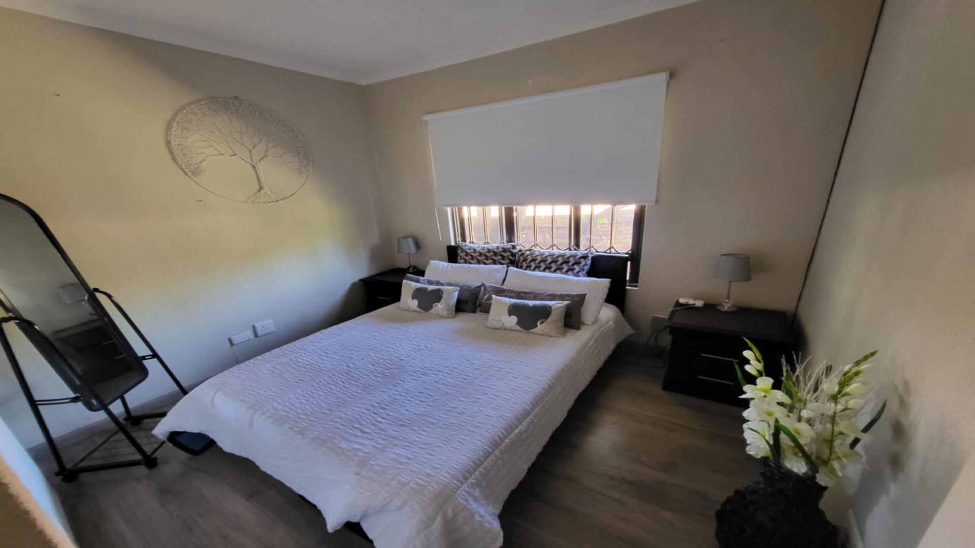 Bed Room 2 of property in Sundowner