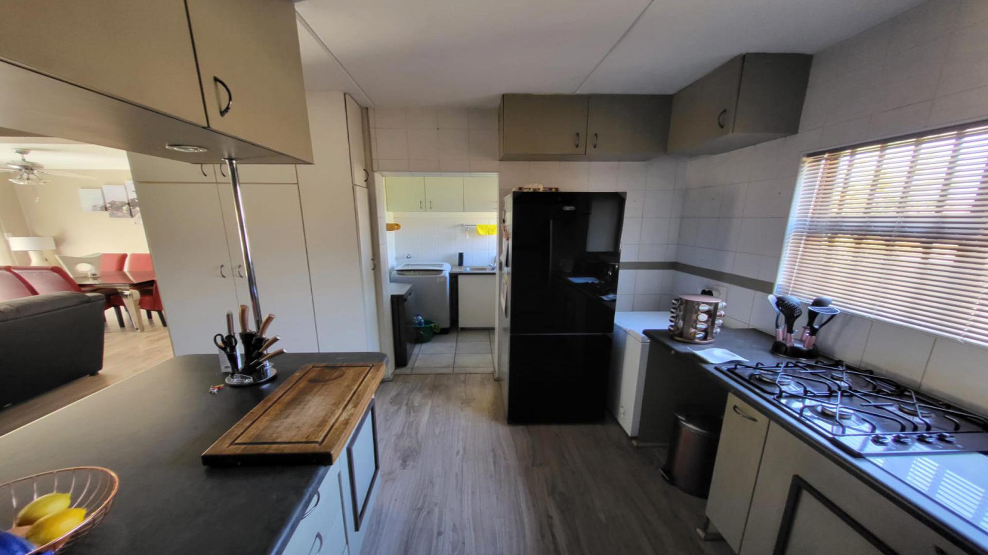 Kitchen of property in Sundowner
