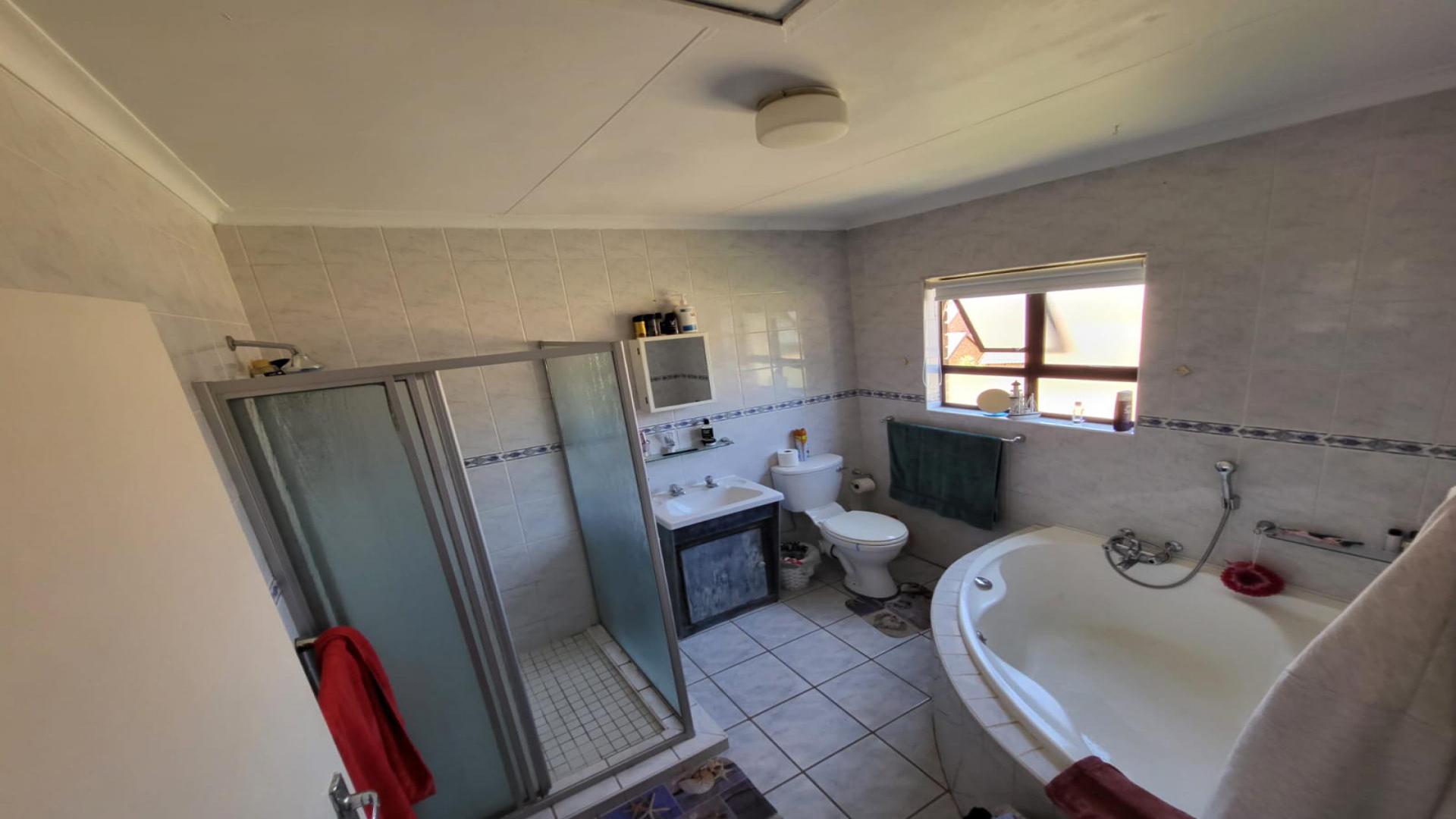 Bathroom 1 of property in Sundowner