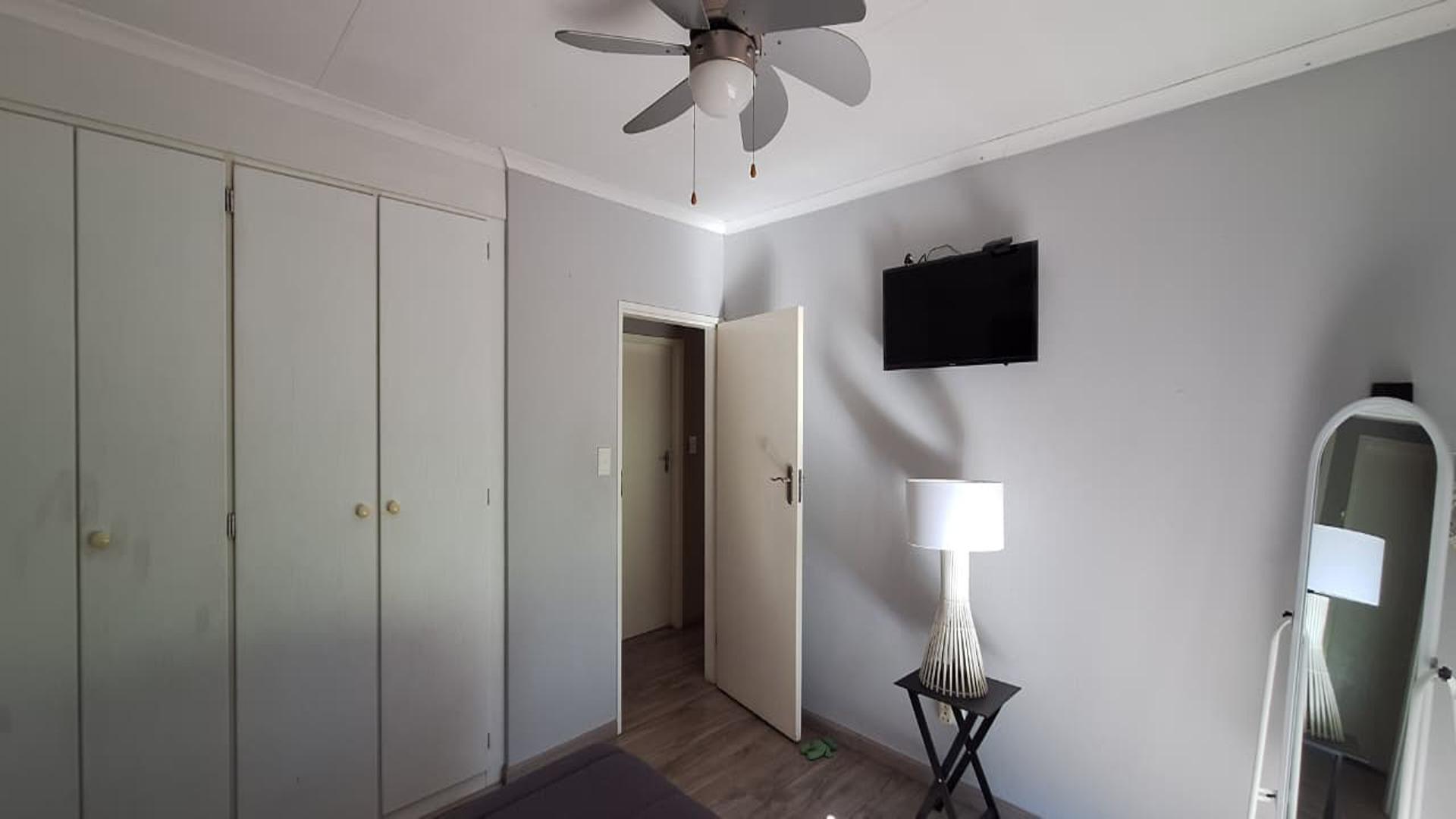 Bed Room 1 - 15 square meters of property in Sundowner