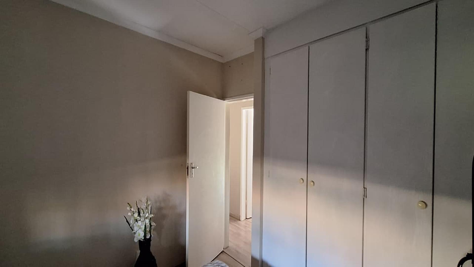 Bed Room 2 - 11 square meters of property in Sundowner