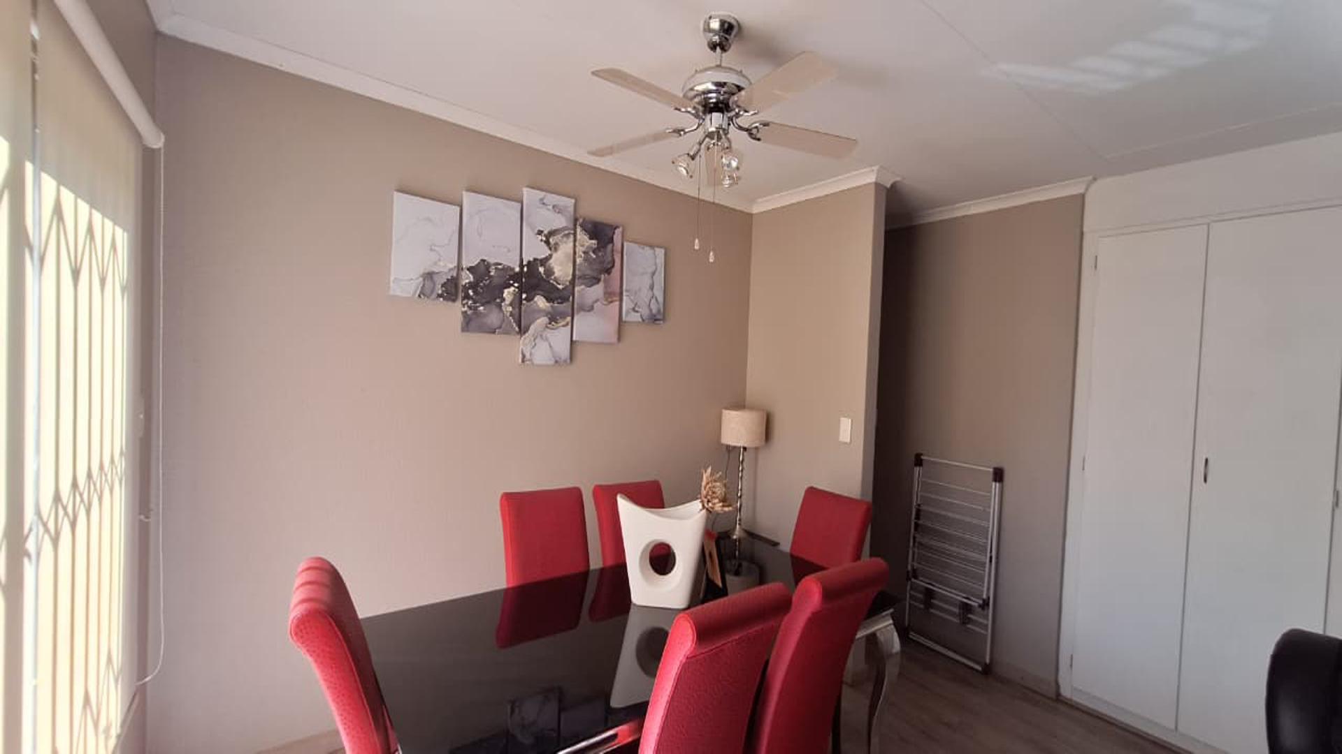 Dining Room - 15 square meters of property in Sundowner