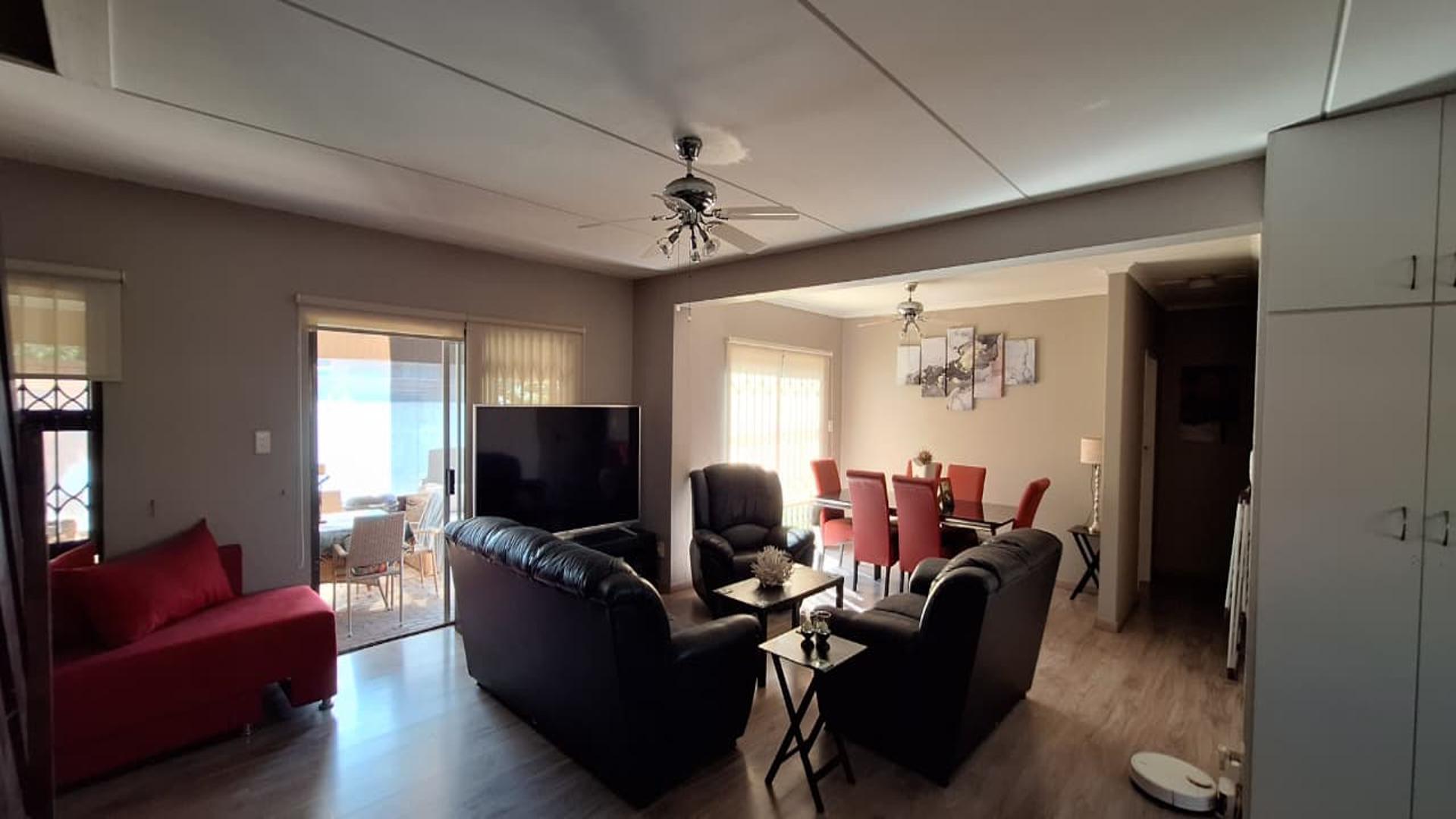 Lounges - 35 square meters of property in Sundowner