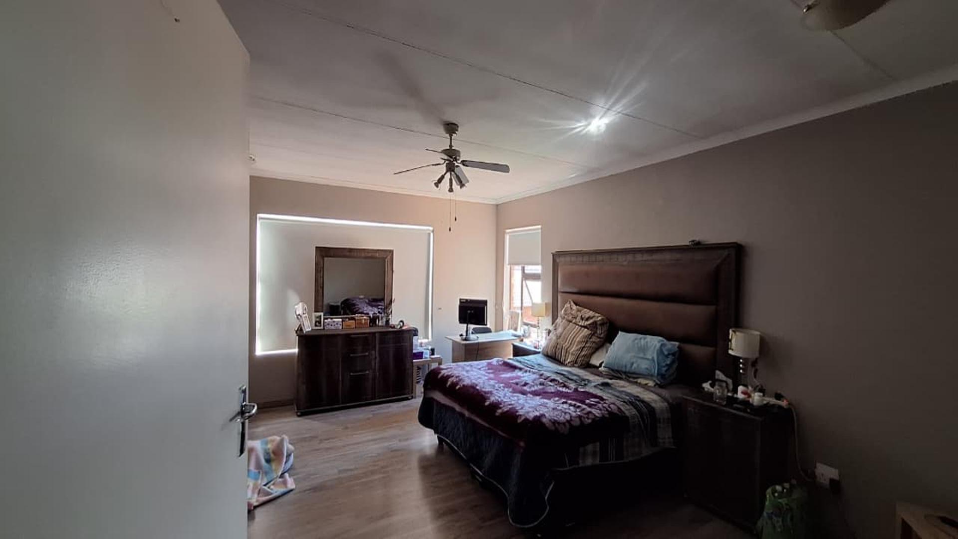 Main Bedroom - 39 square meters of property in Sundowner