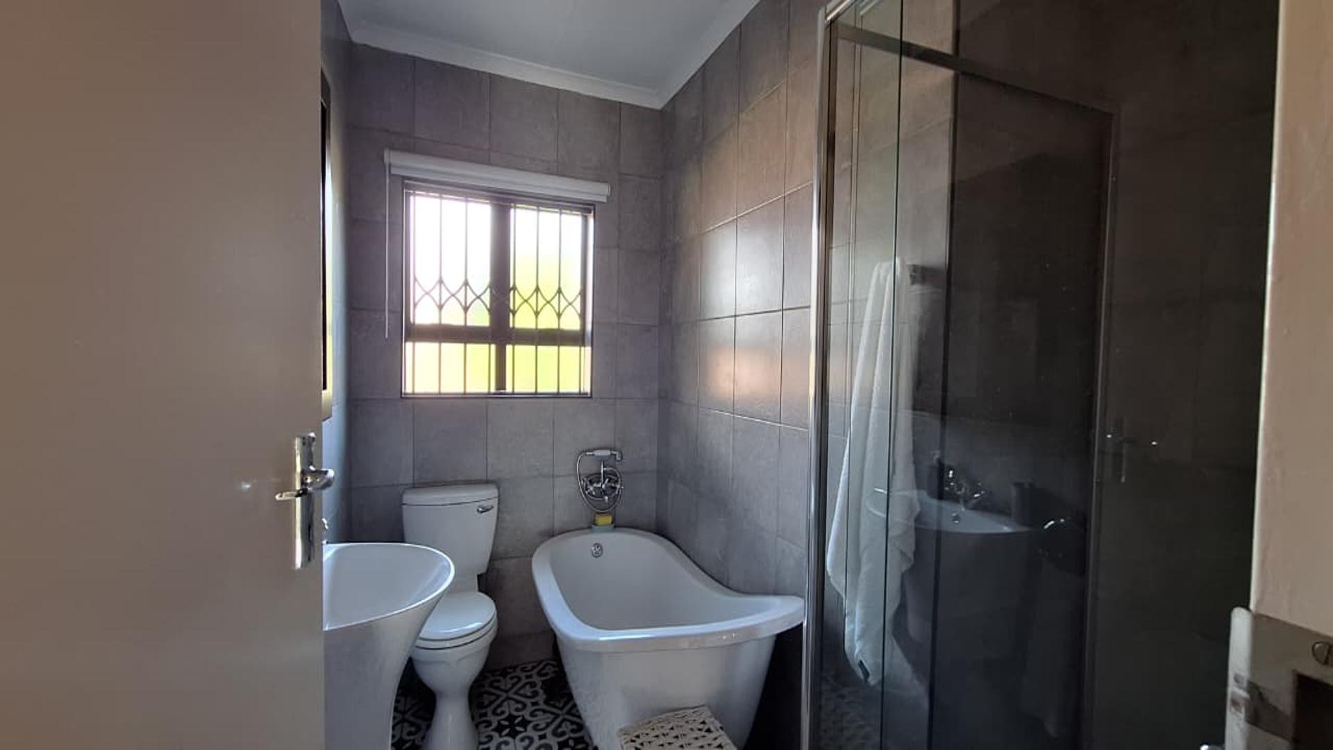 Bathroom 1 - 8 square meters of property in Sundowner