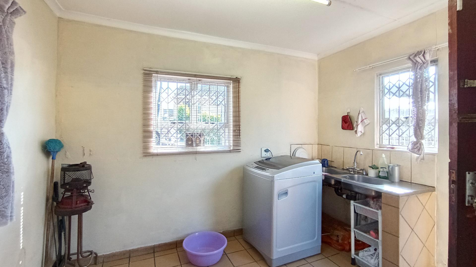 Scullery - 11 square meters of property in Castlehill