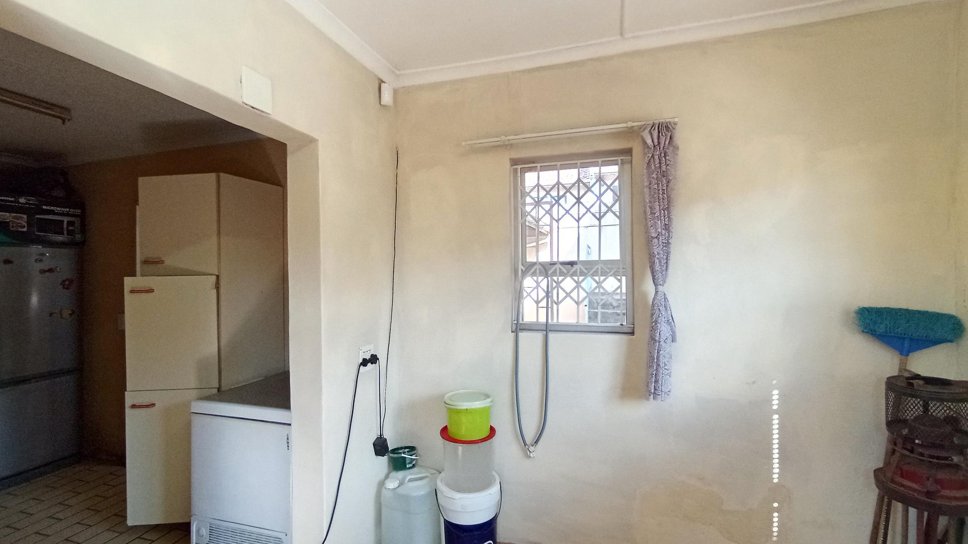 Scullery - 11 square meters of property in Castlehill