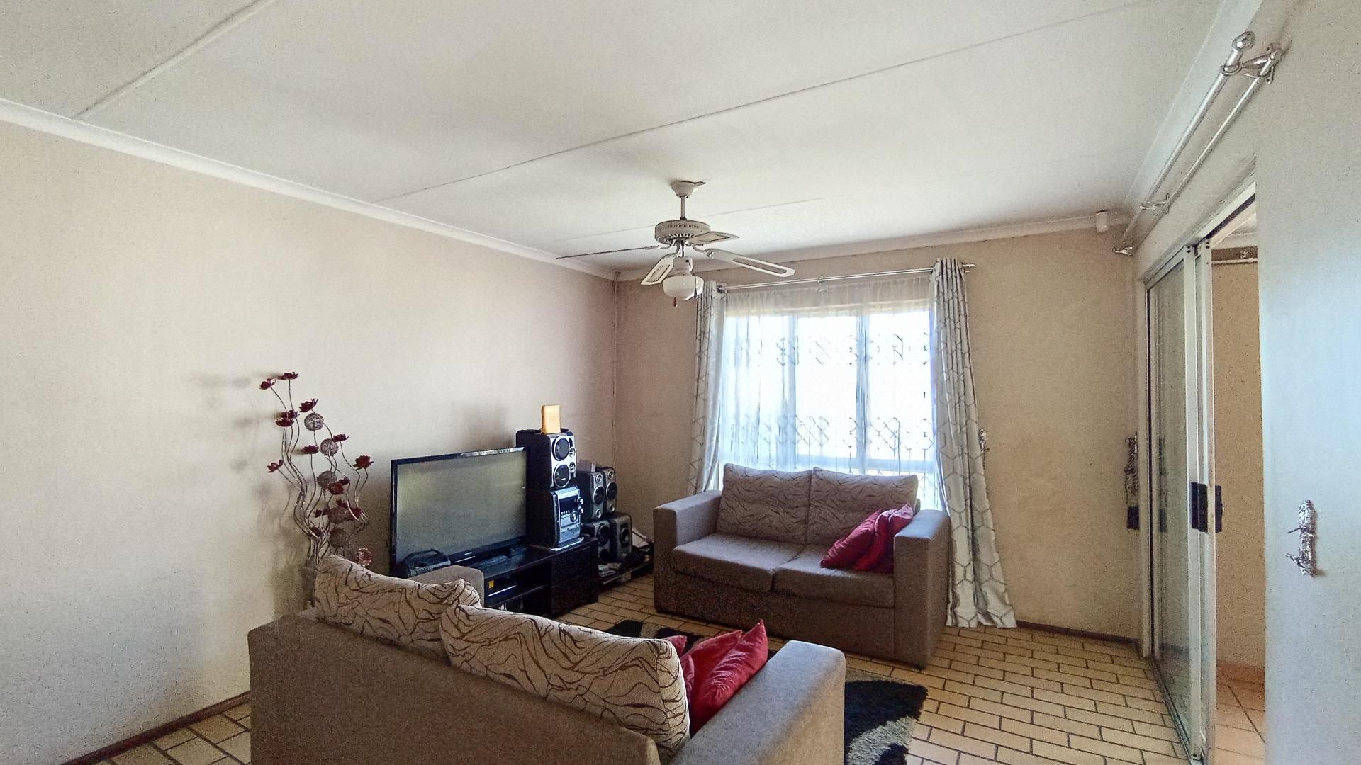 Lounges - 17 square meters of property in Castlehill