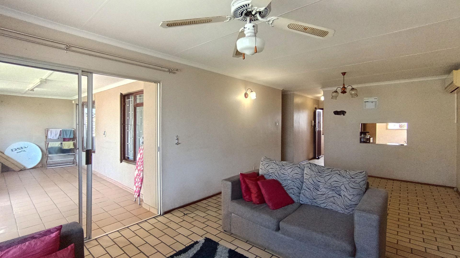 Lounges - 17 square meters of property in Castlehill