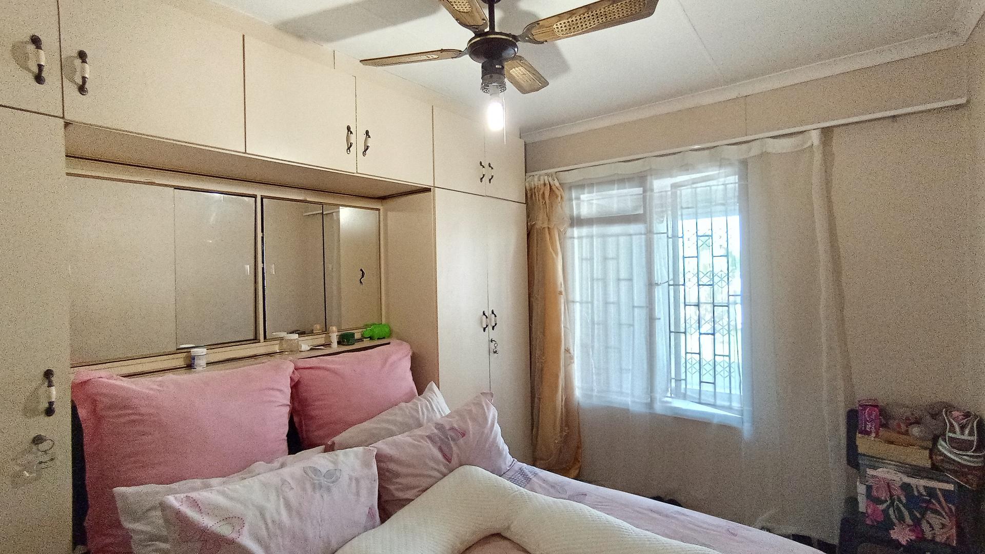 Bed Room 1 - 13 square meters of property in Castlehill