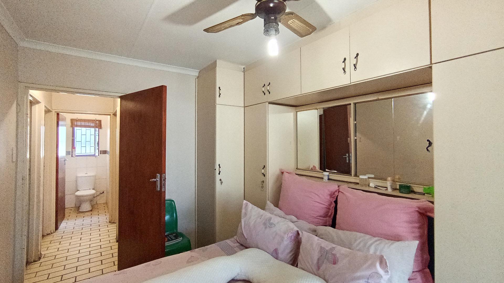 Bed Room 1 - 13 square meters of property in Castlehill