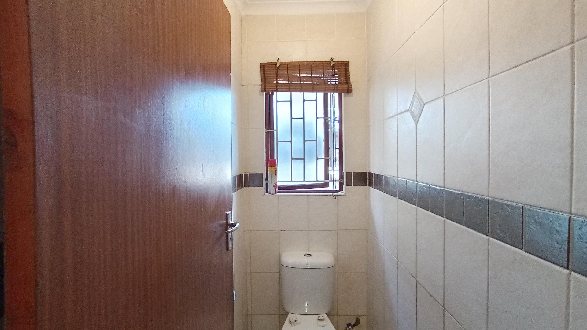 Bathroom 1 - 7 square meters of property in Castlehill