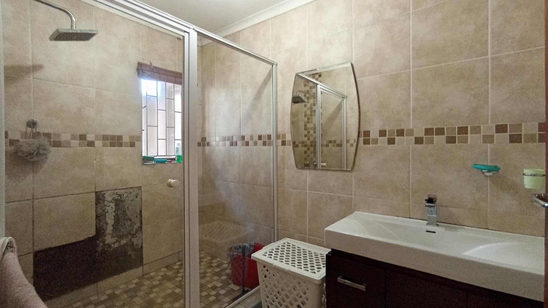 Bathroom 1 - 7 square meters of property in Castlehill