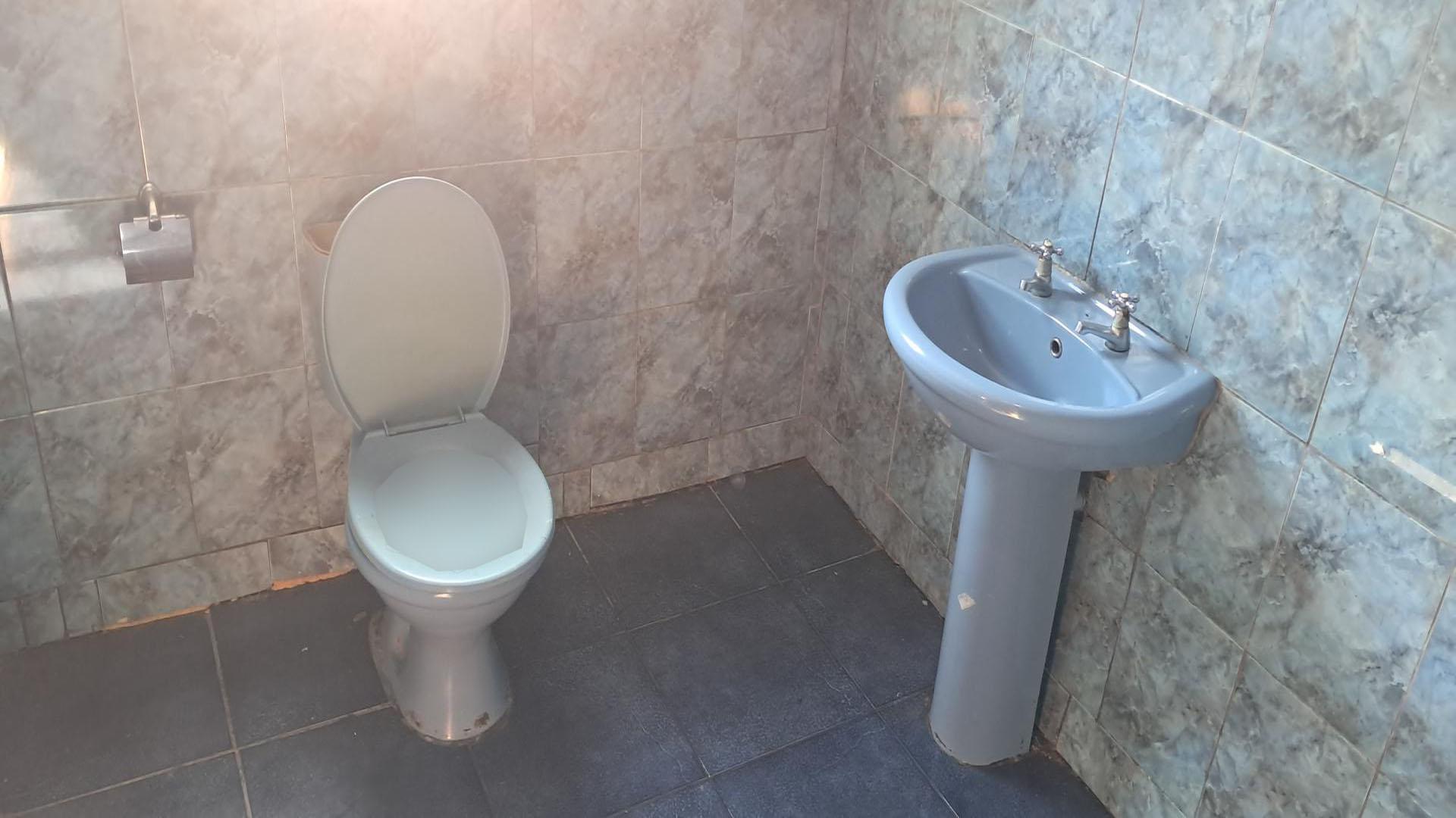 Main Bathroom of property in Ginsberg