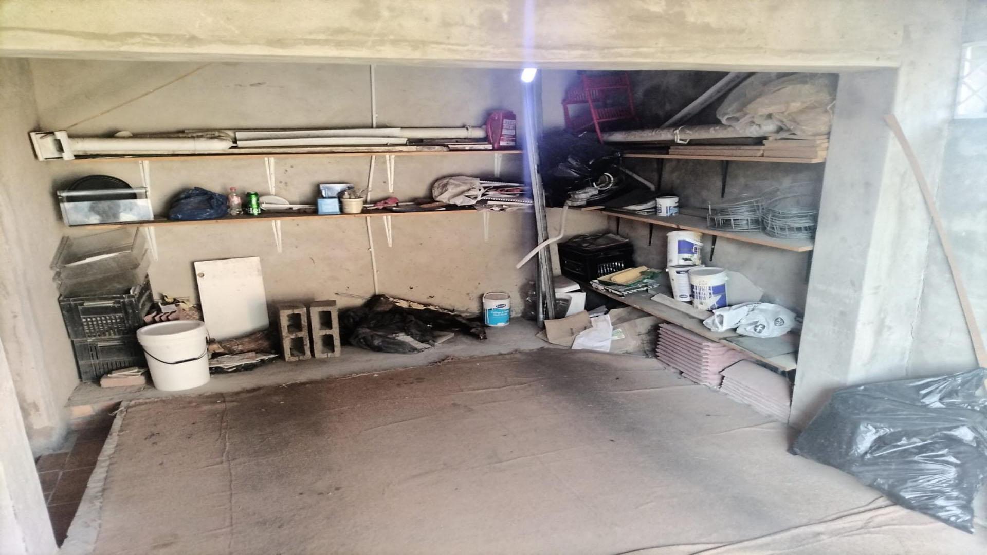 Garage of property in Ginsberg