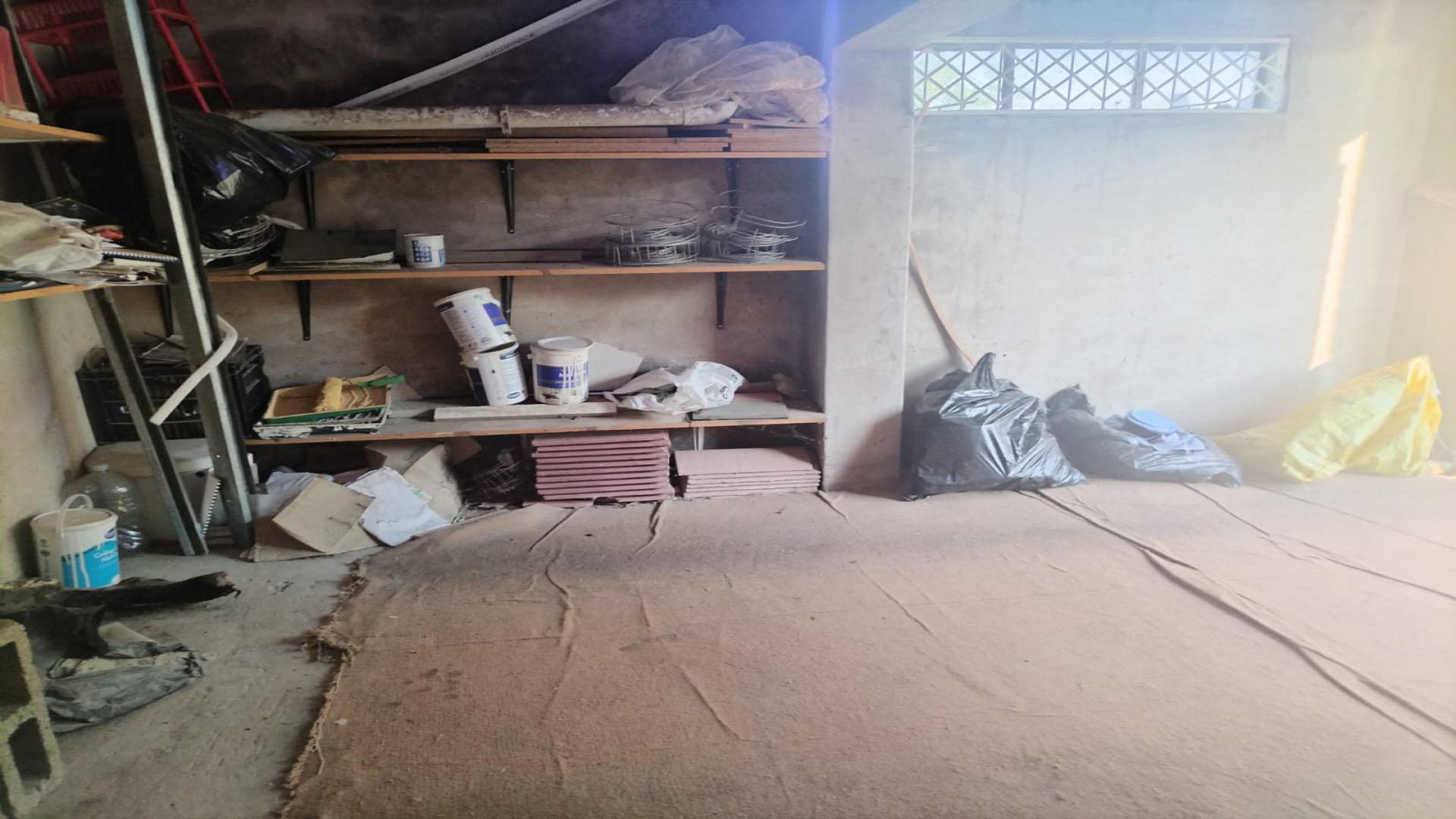 Garage of property in Ginsberg