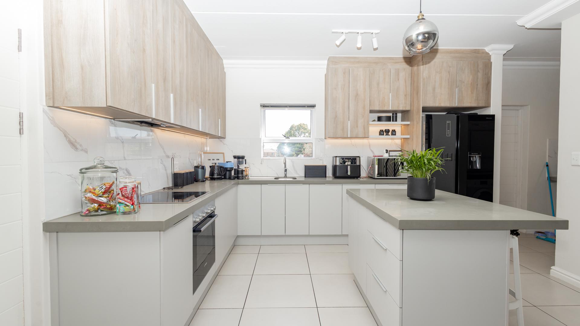 Kitchen - 13 square meters of property in Kraaifontein