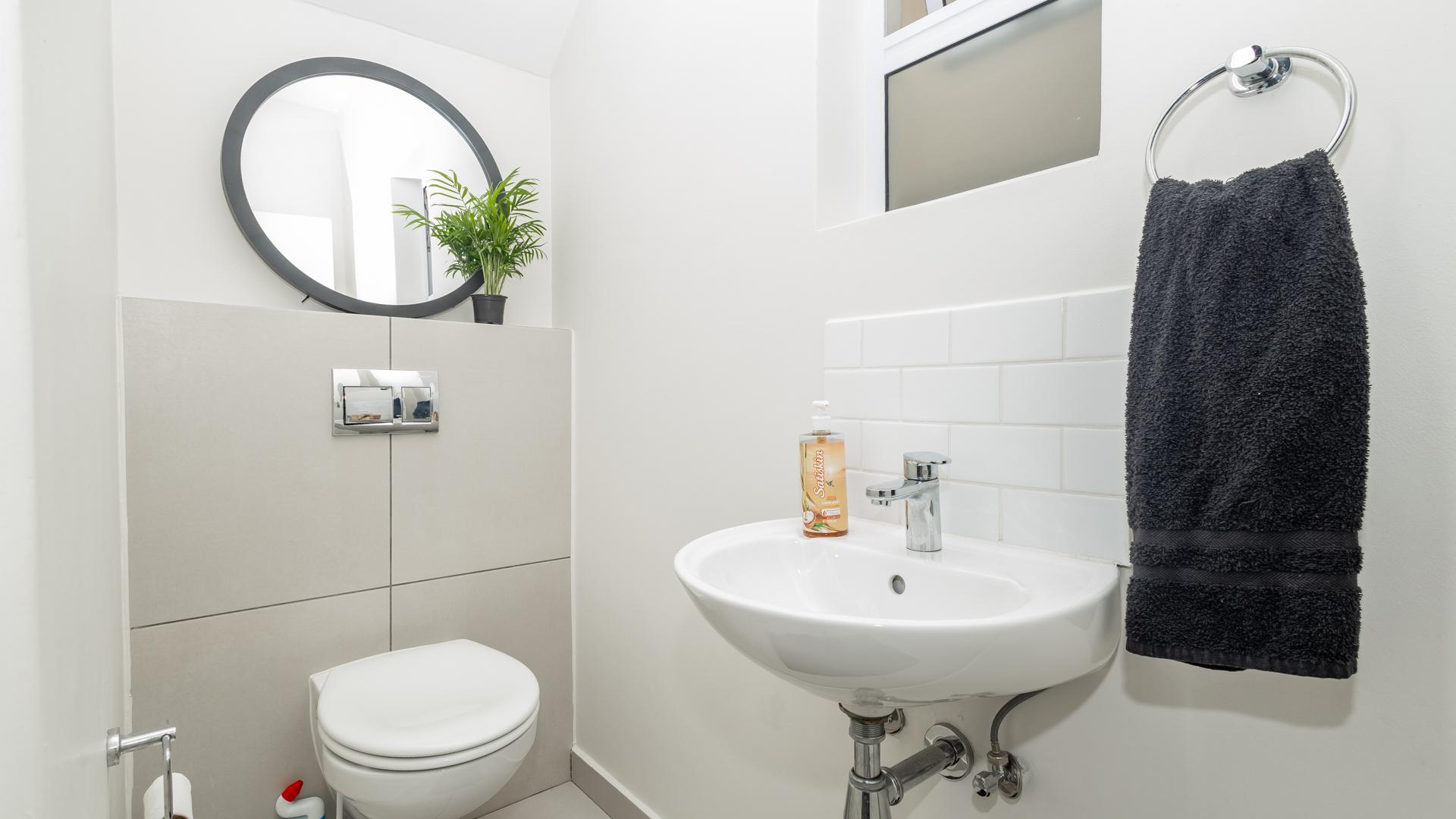 Guest Toilet - 3 square meters of property in Kraaifontein