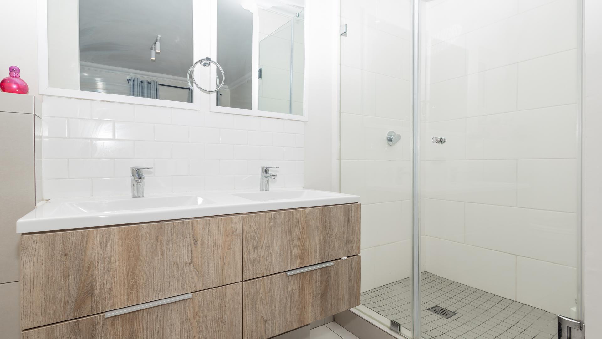 Main Bathroom - 5 square meters of property in Kraaifontein