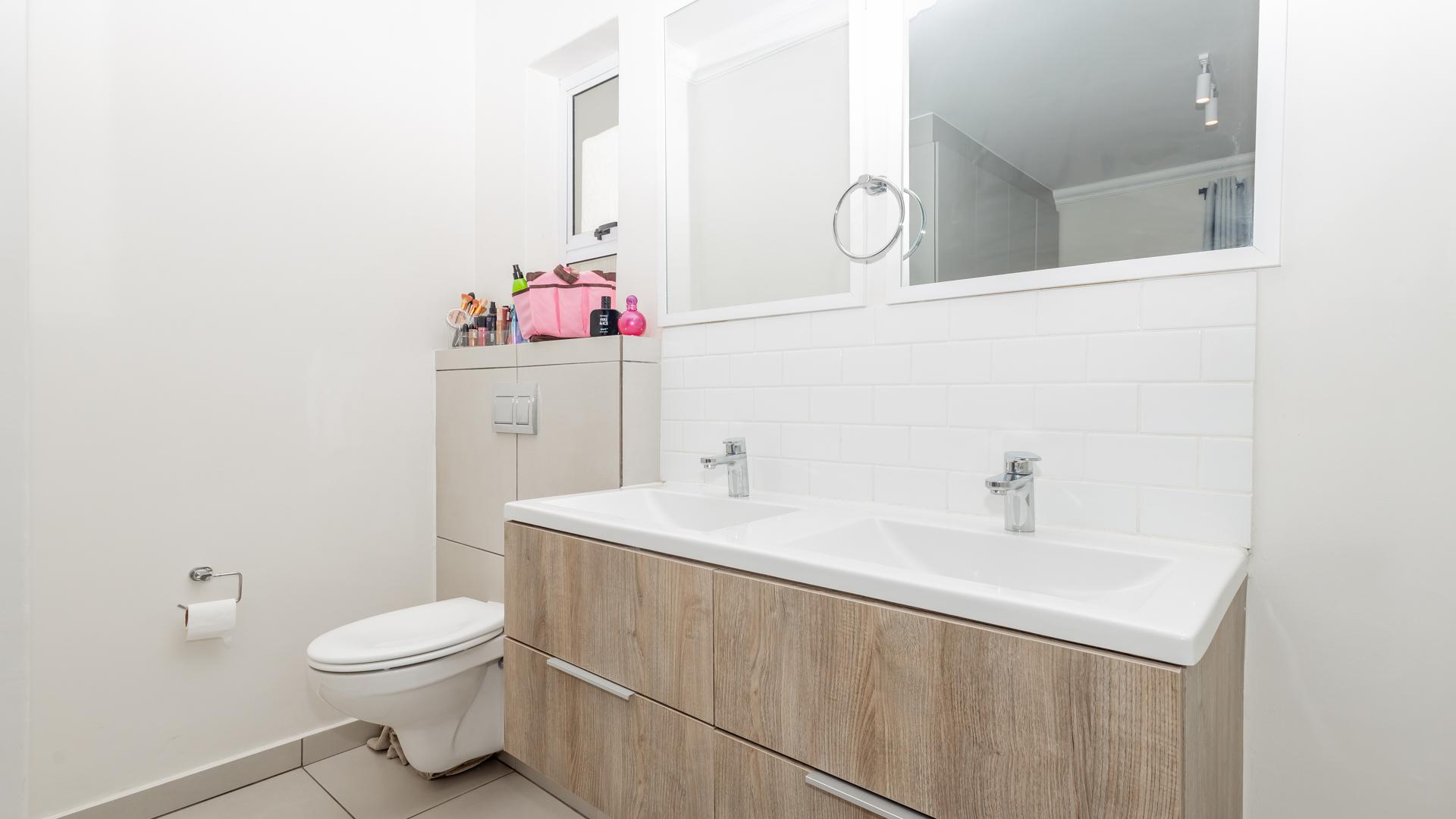 Main Bathroom - 5 square meters of property in Kraaifontein