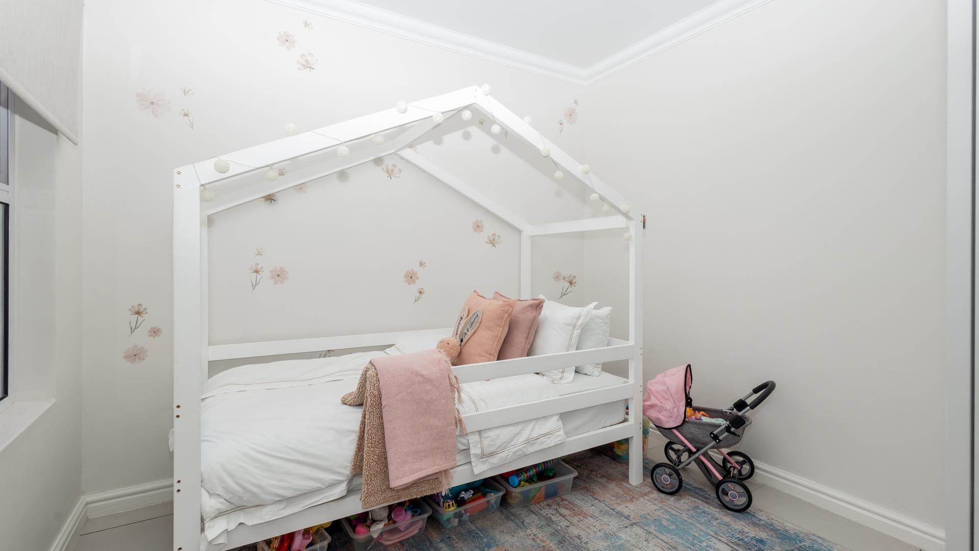 Bed Room 1 - 9 square meters of property in Kraaifontein