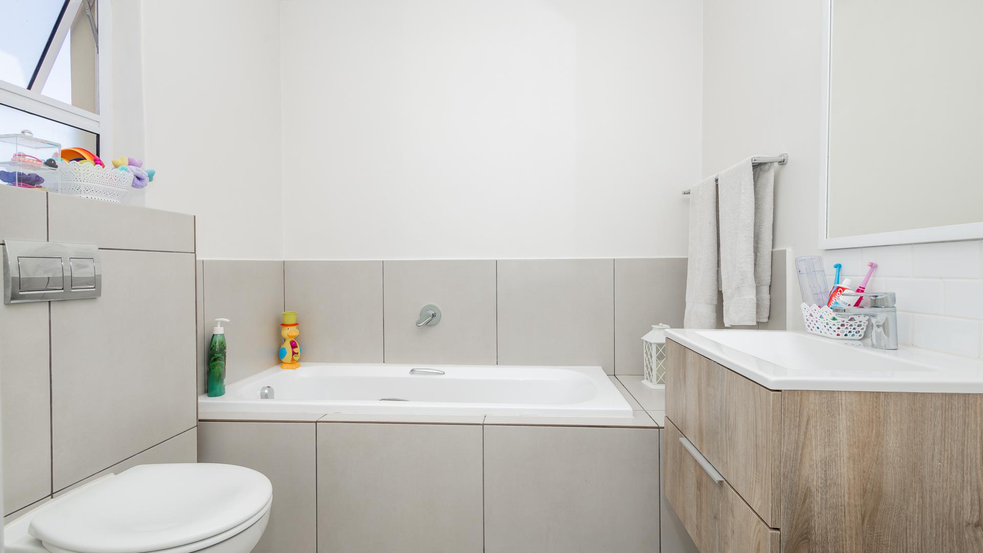 Bathroom 1 - 7 square meters of property in Kraaifontein