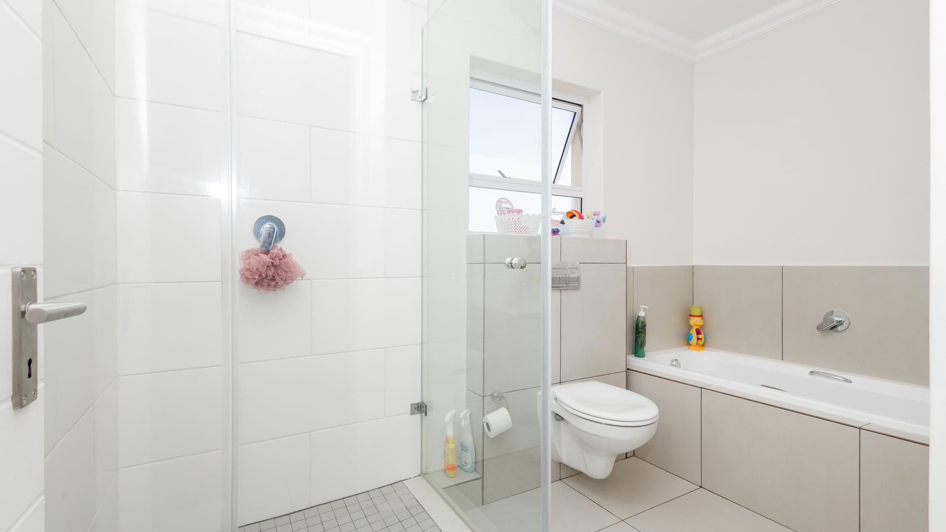 Bathroom 1 - 7 square meters of property in Kraaifontein
