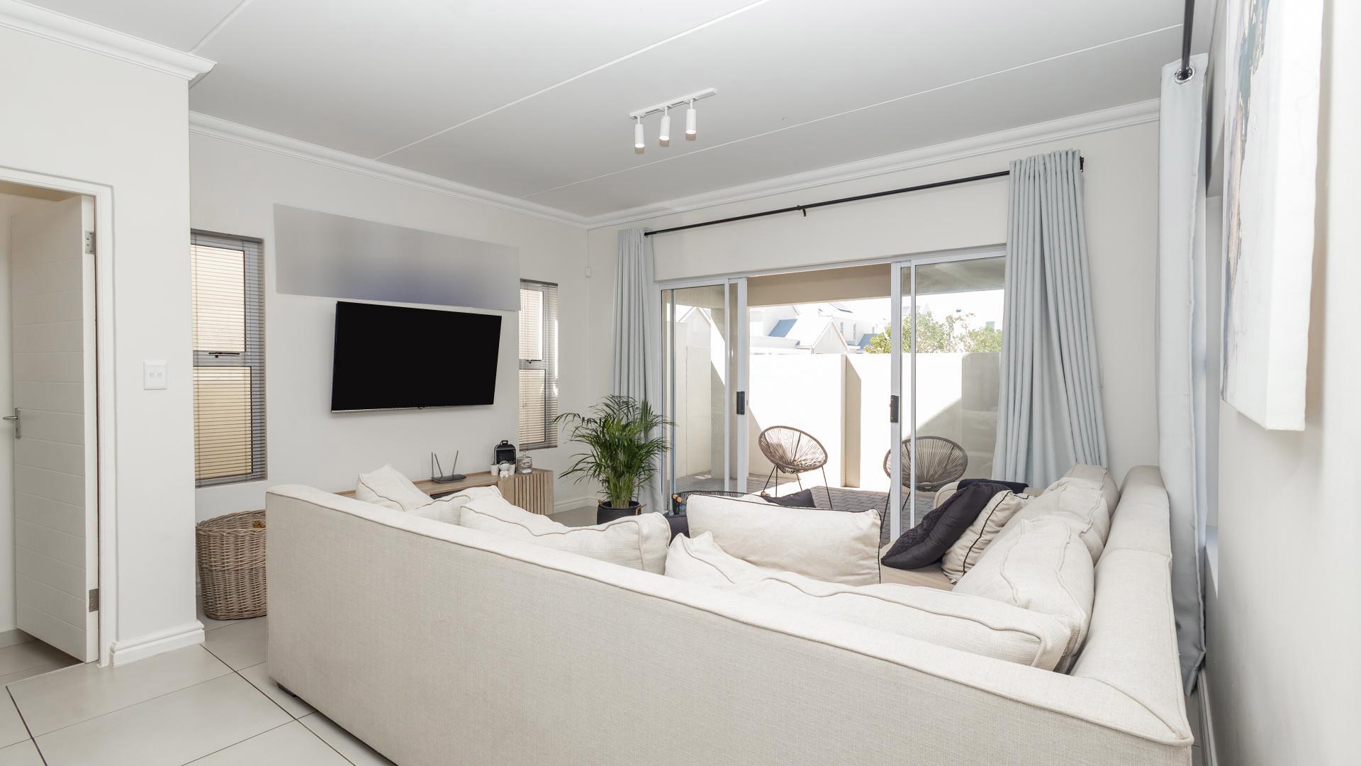 Lounges - 15 square meters of property in Kraaifontein