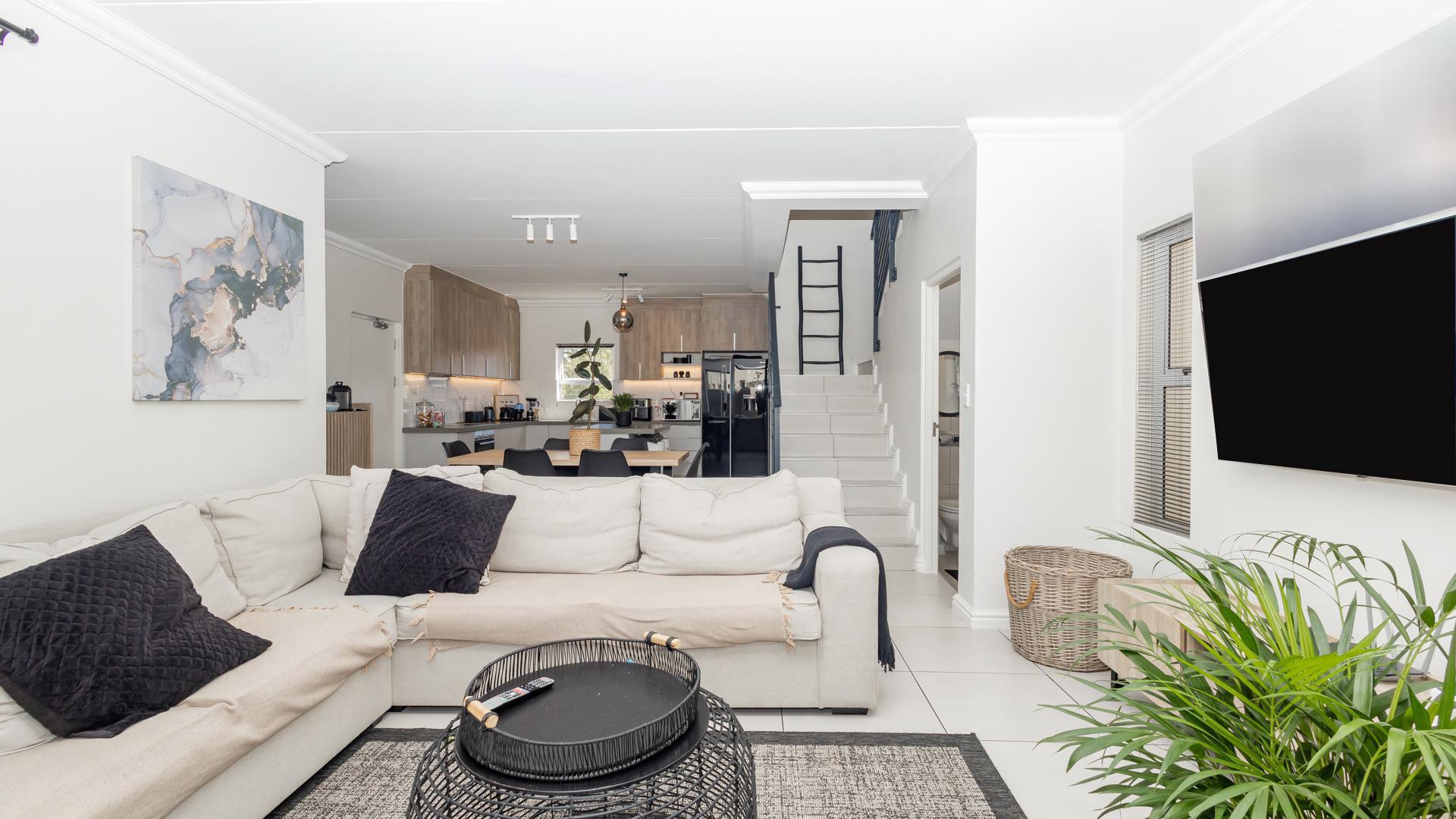 Lounges - 15 square meters of property in Kraaifontein