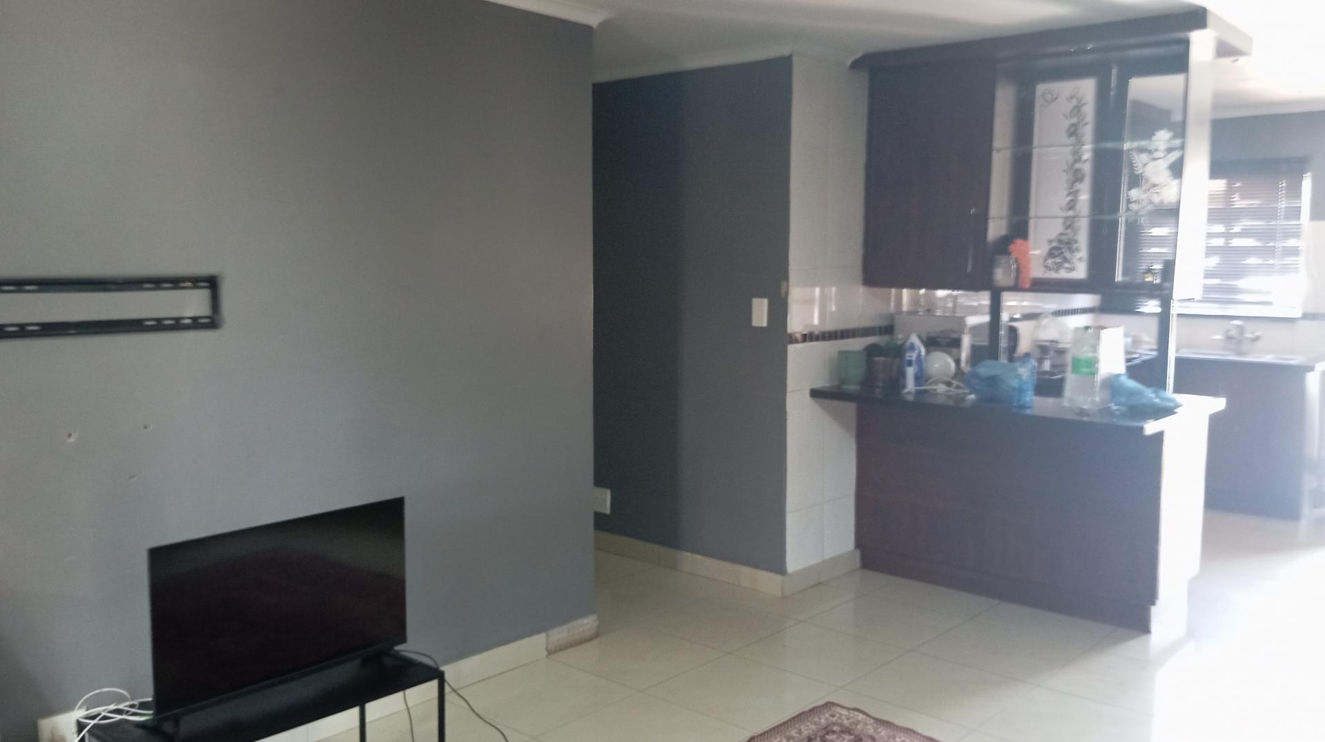 Lounges - 16 square meters of property in Chantelle