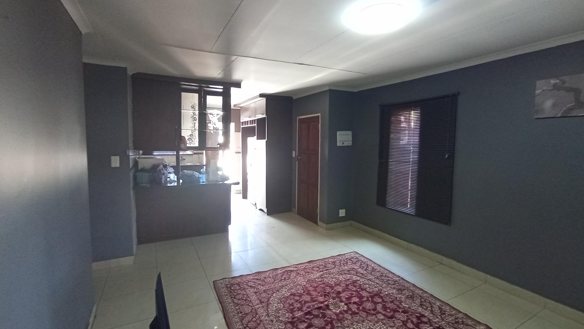 Lounges - 16 square meters of property in Chantelle