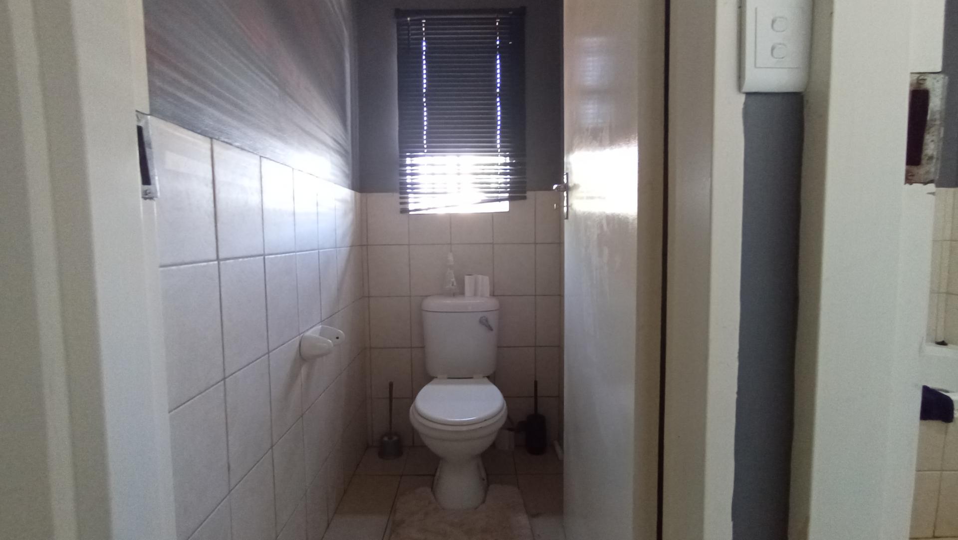 Bathroom 2 - 2 square meters of property in Chantelle