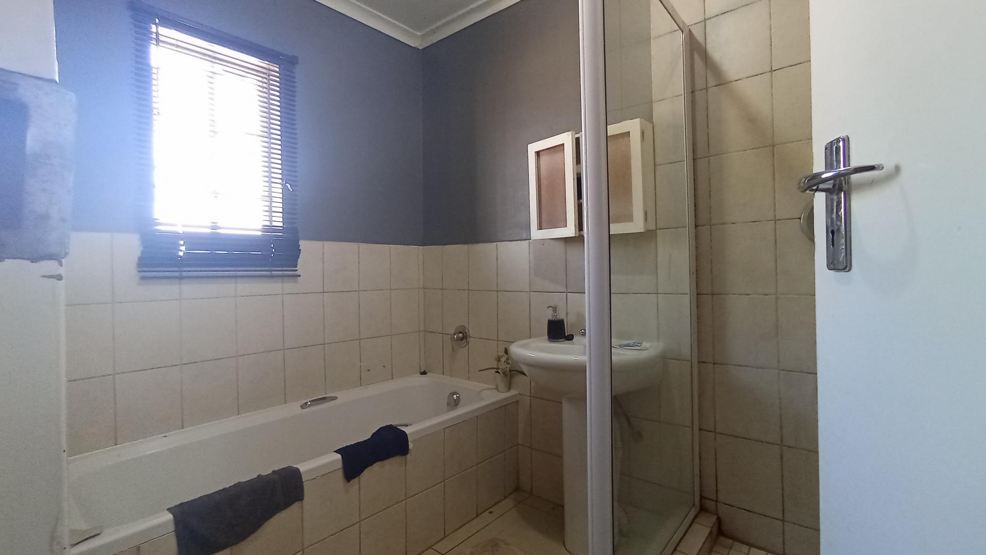 Bathroom 1 - 5 square meters of property in Chantelle