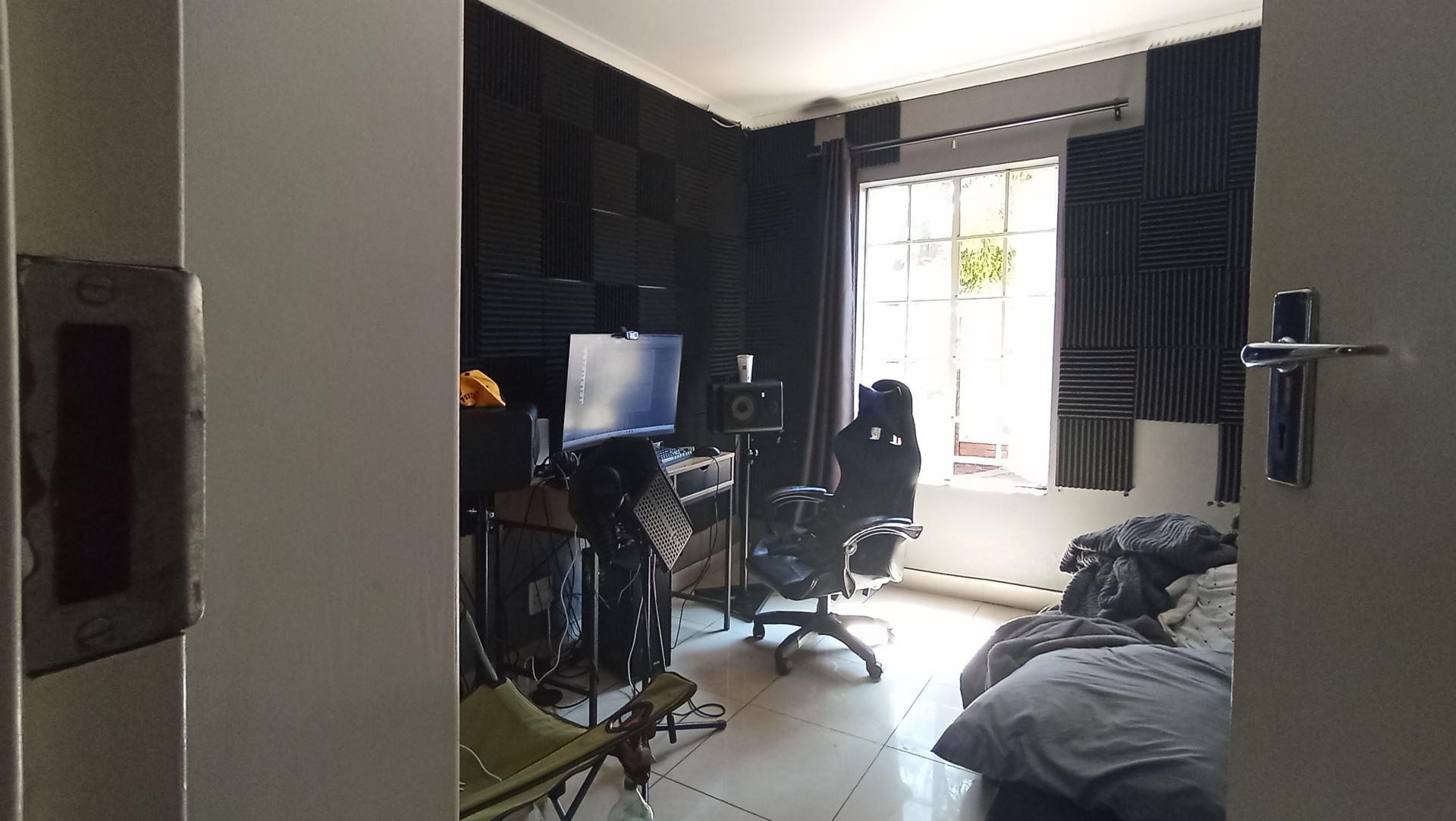 Bed Room 2 - 13 square meters of property in Chantelle
