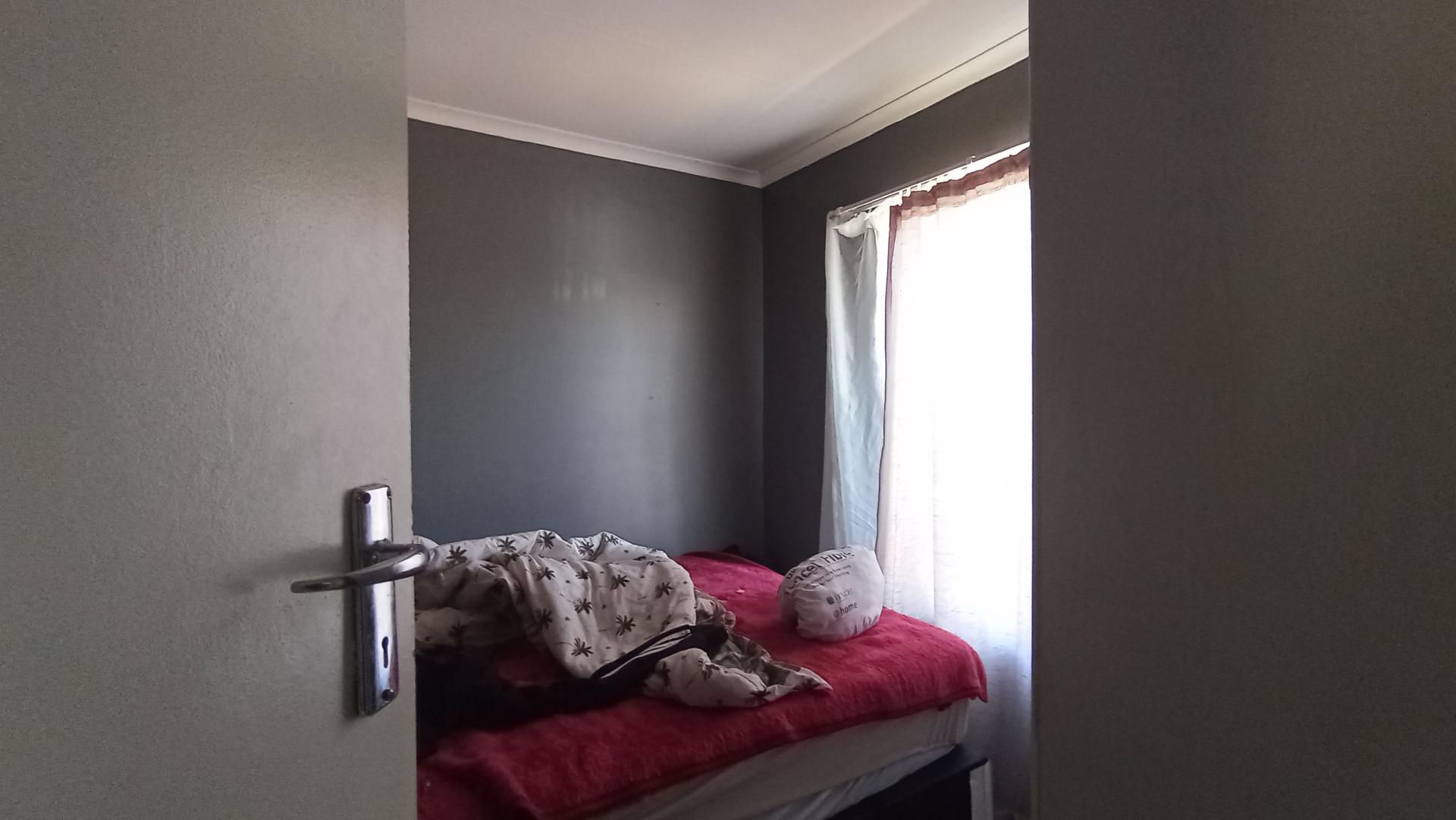 Bed Room 1 - 8 square meters of property in Chantelle