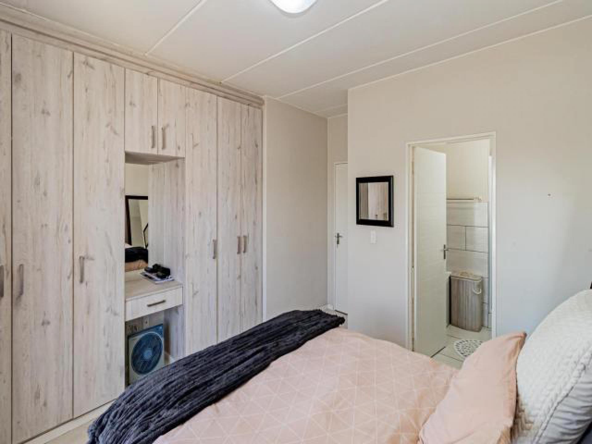 Main Bedroom - 17 square meters of property in North Riding A.H.