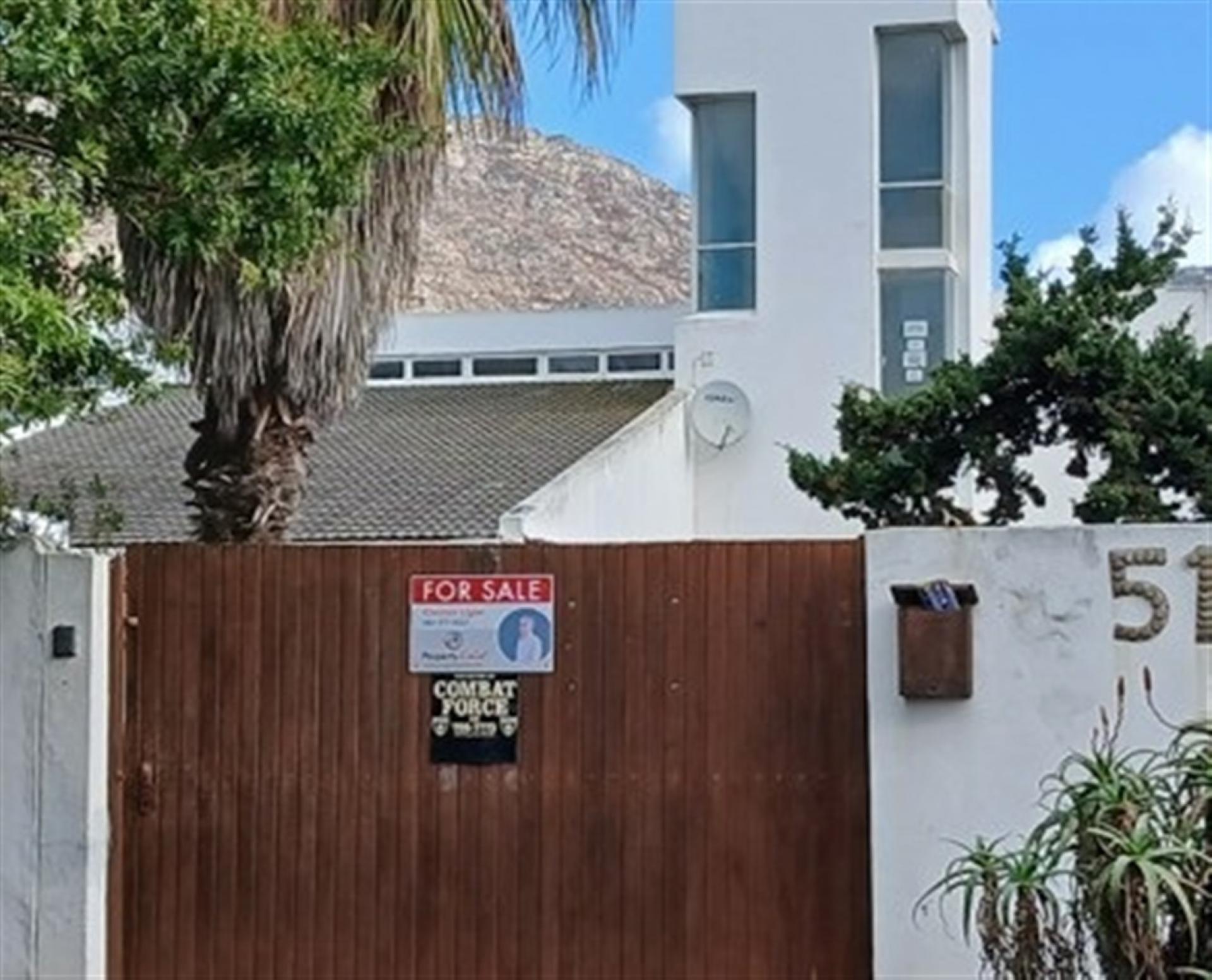 Front View of property in Marina da Gama