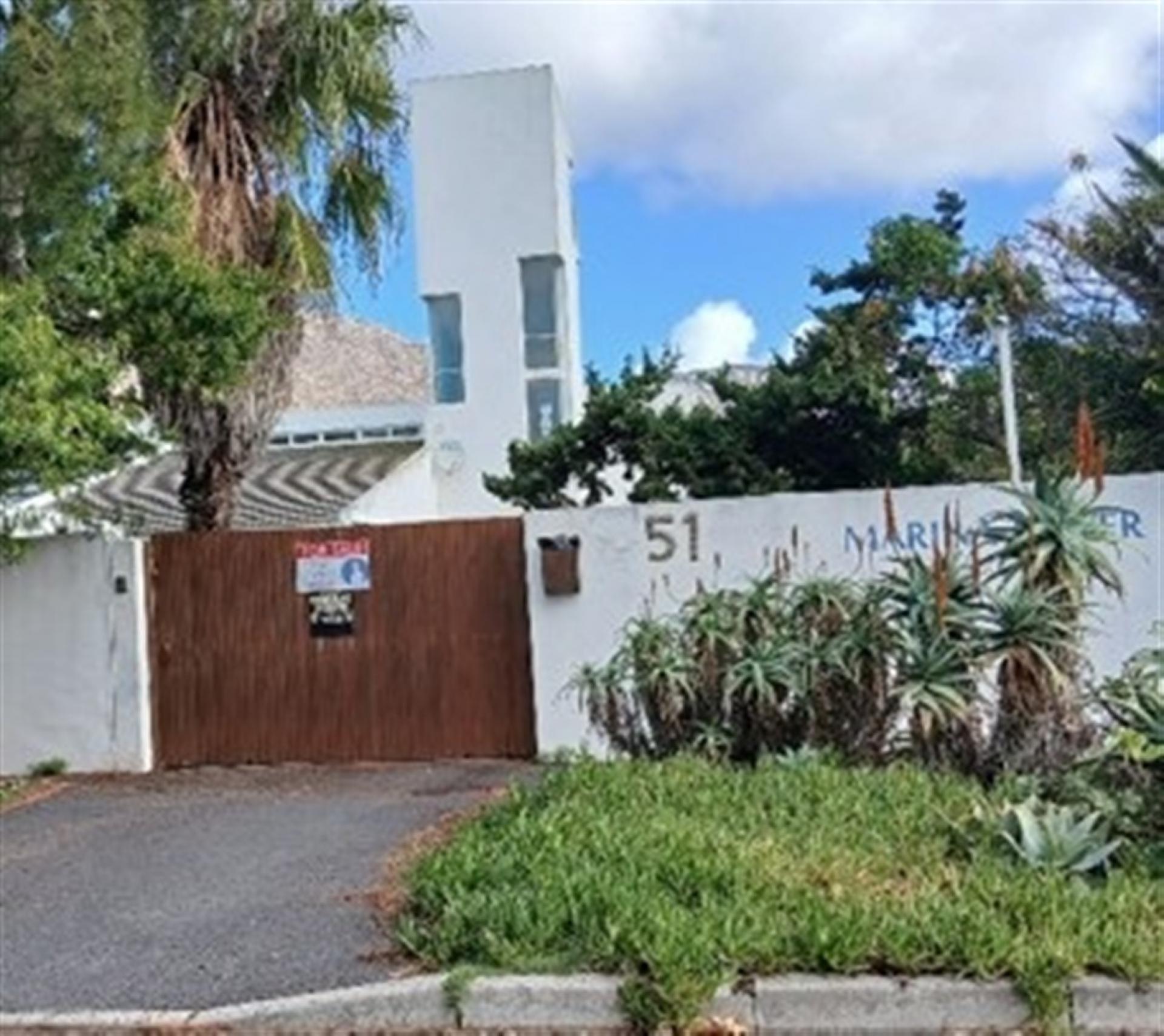 Front View of property in Marina da Gama