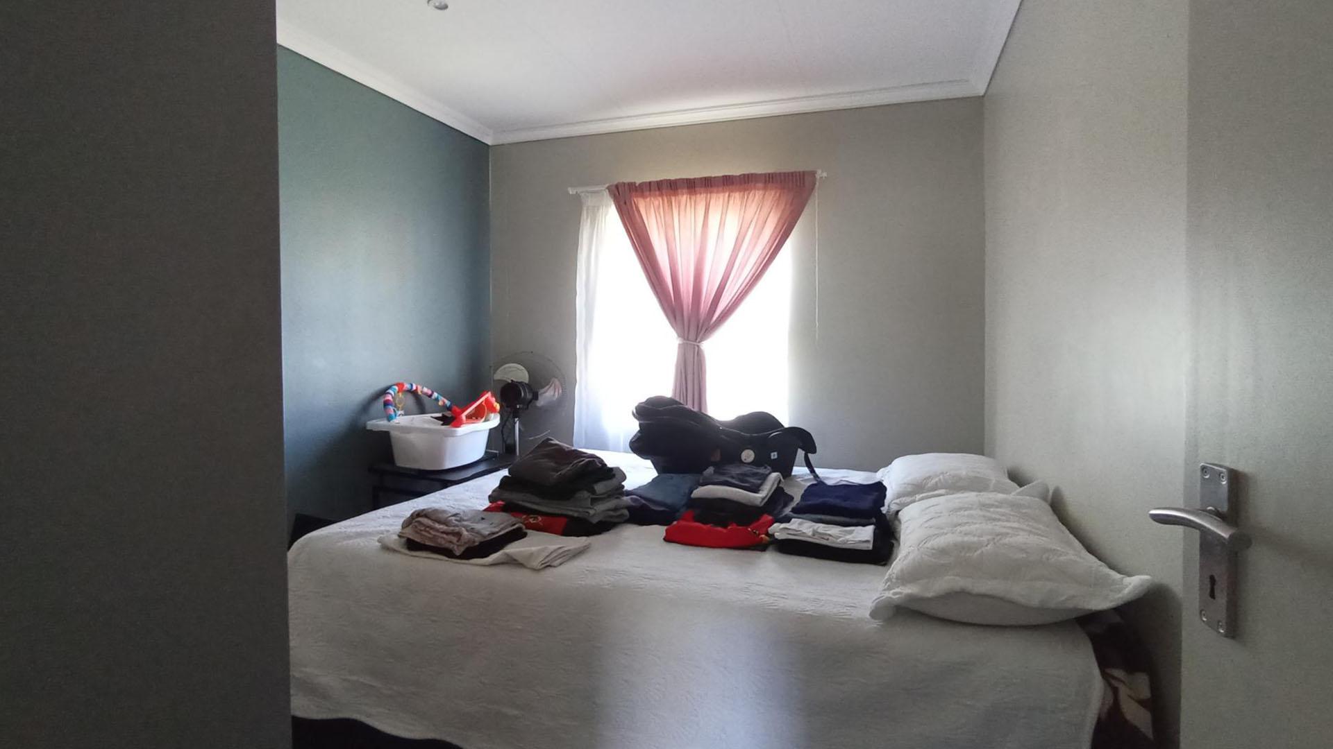 Bed Room 2 - 10 square meters of property in Lotus Gardens