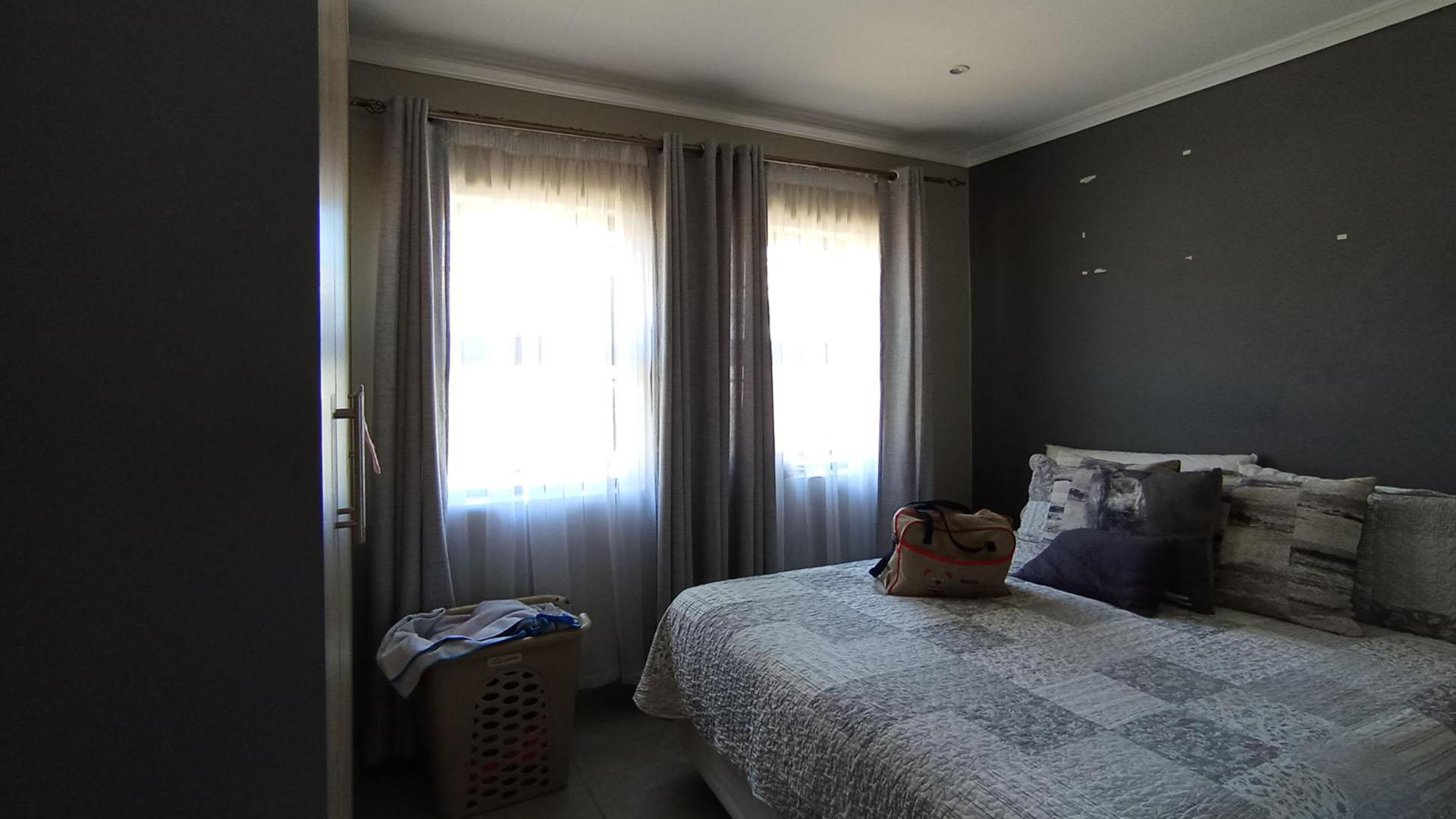 Main Bedroom - 11 square meters of property in Lotus Gardens