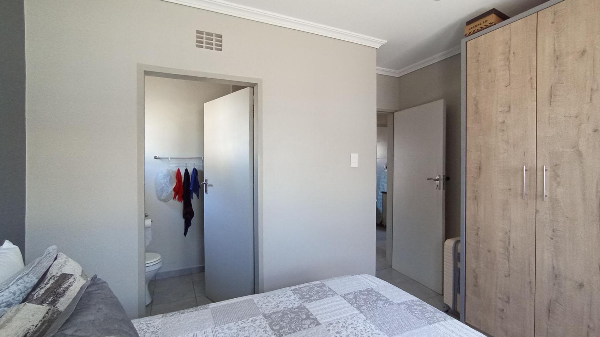 Main Bedroom - 11 square meters of property in Lotus Gardens