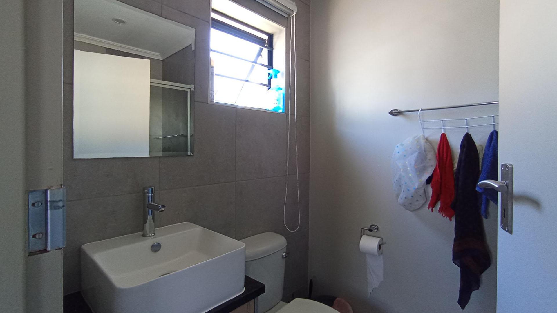 Main Bathroom - 4 square meters of property in Lotus Gardens
